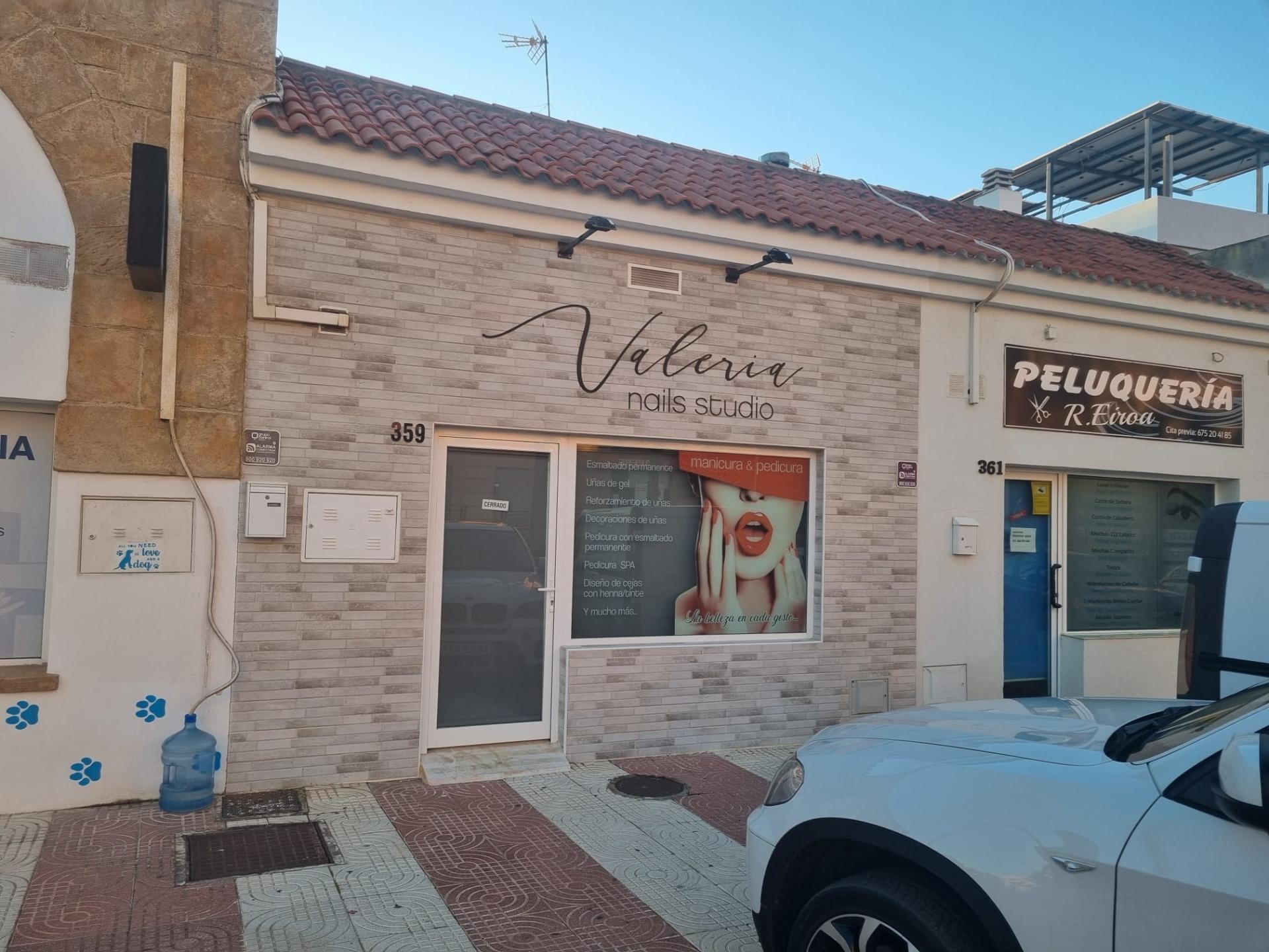 Traspaso salón de uñas totalmente equipado + alquiler económico