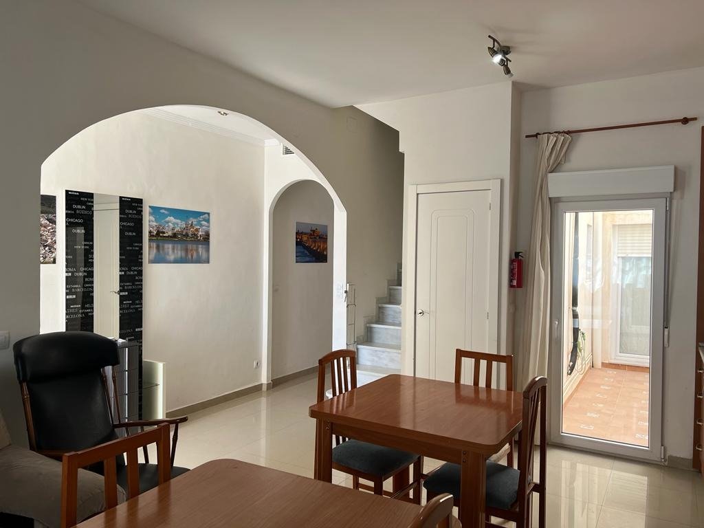 PRECIOSA CASA DE DOS PLANTAS A UN PASO DE LA PLAYA