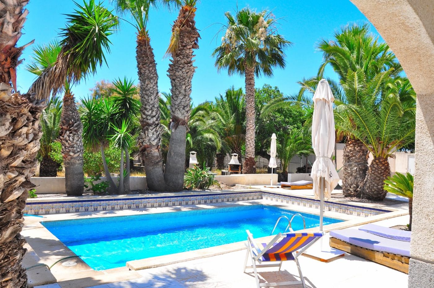 CHALET CON PISCINA EN ZONAS VERDES