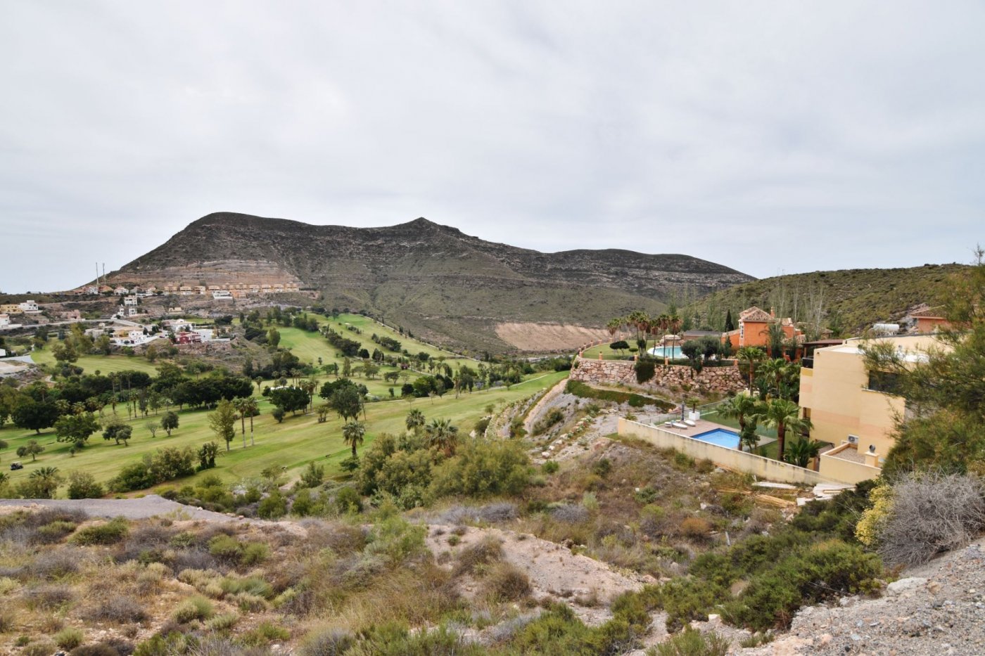 ¡Construya la casa de sus sueños en primera línea de golf en la exclusiva zona de La Envía