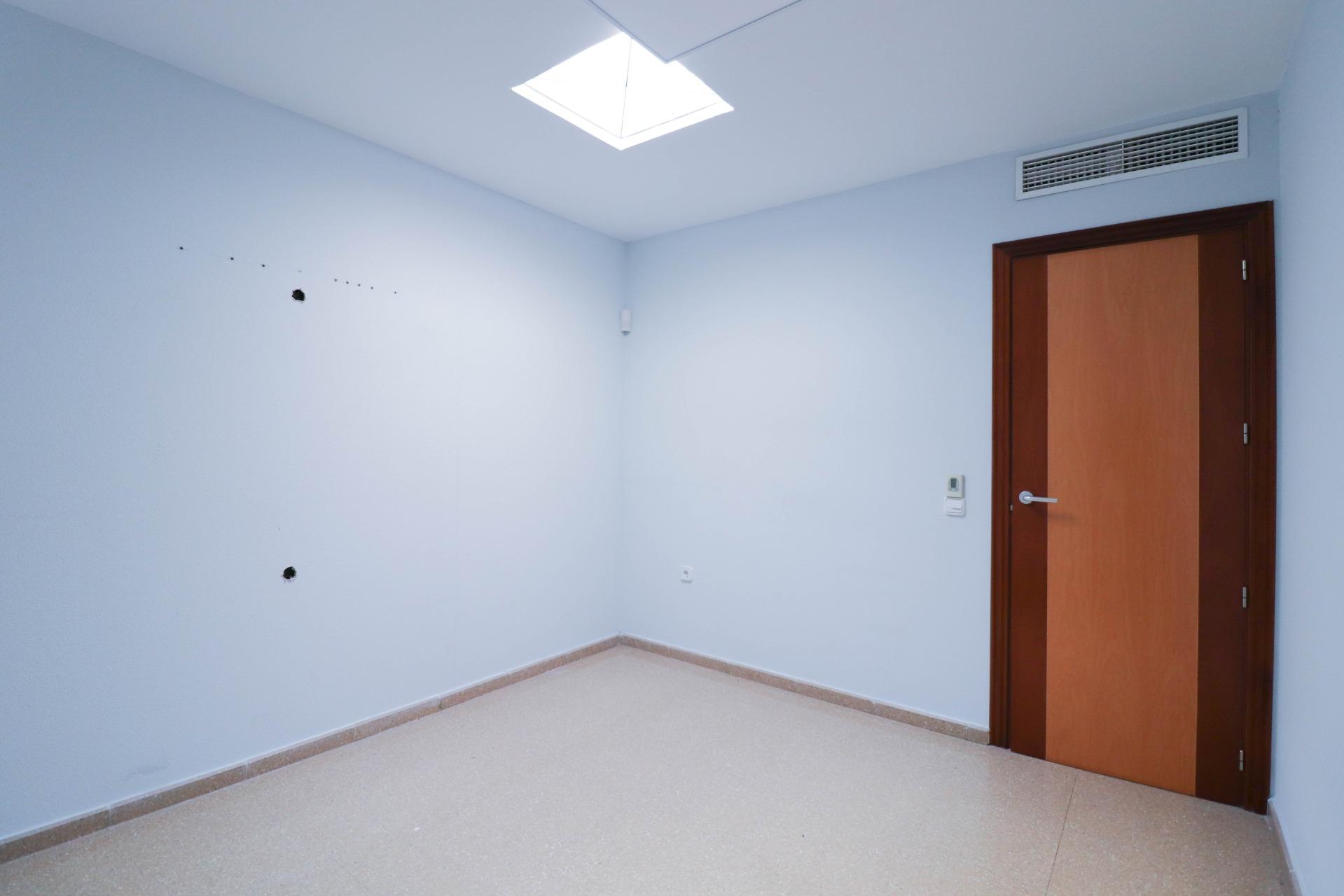 SE VENDE AMPLIA OFICINA EN VILLA INÉS - HUÉRCAL DE ALMERÍA