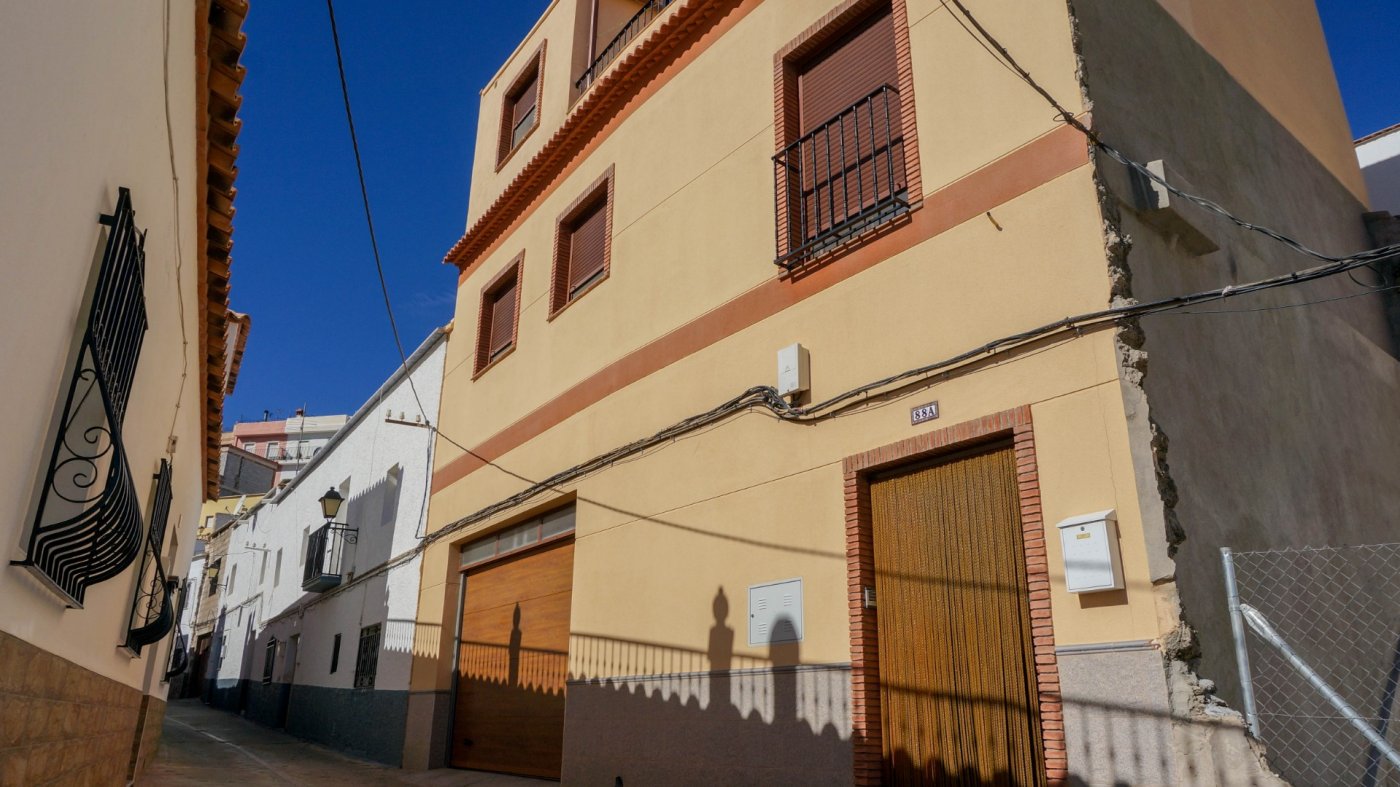CASA EN VENTA COCHERA MAS 2 PLANTAS EN ABRUCENA