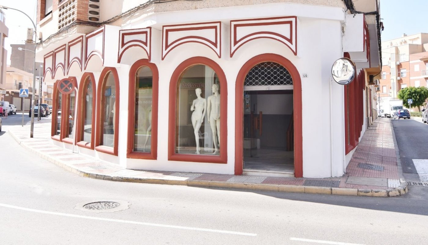 Local en zona comercial en Roquetas de Mar