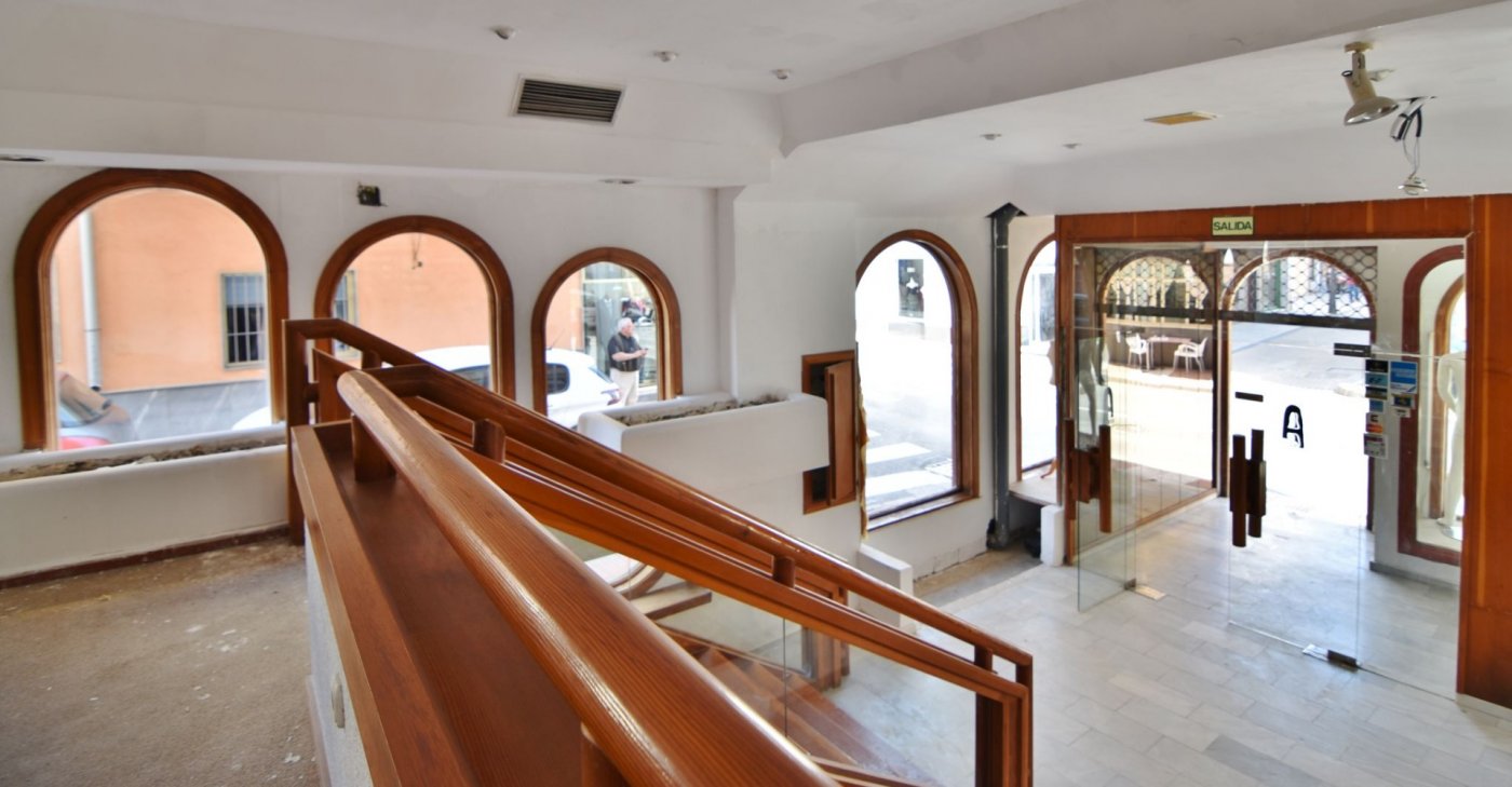 Local en zona comercial en Roquetas de Mar