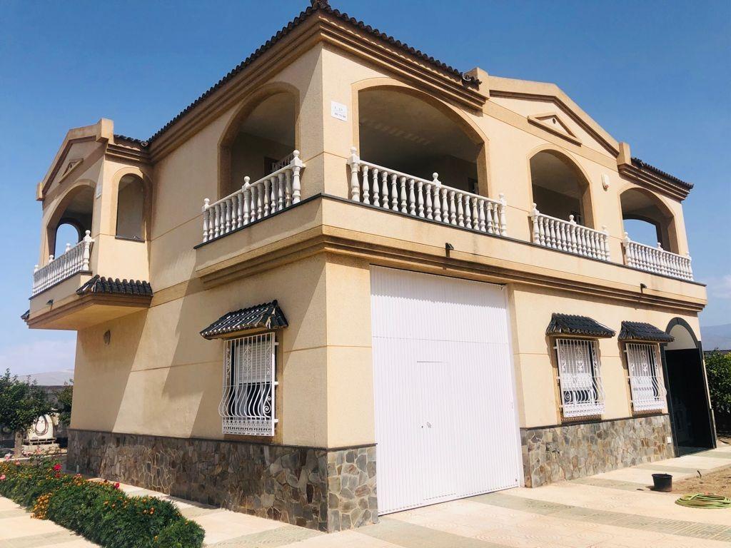 MARAVILLOSO CHALET E INVERNADERO EN ZONA INSTITUTOS