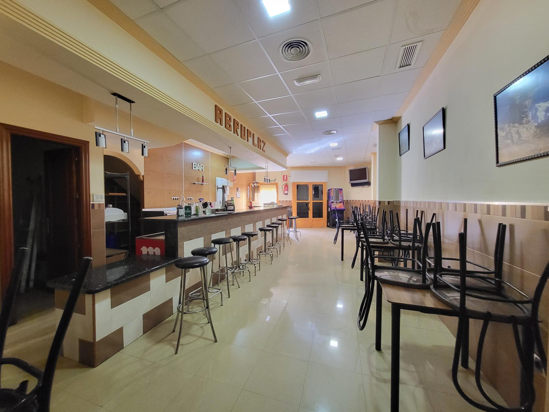 SE VENDE LOCAL CON NEGOCIO   BAR EN ZONA ABRUCENA