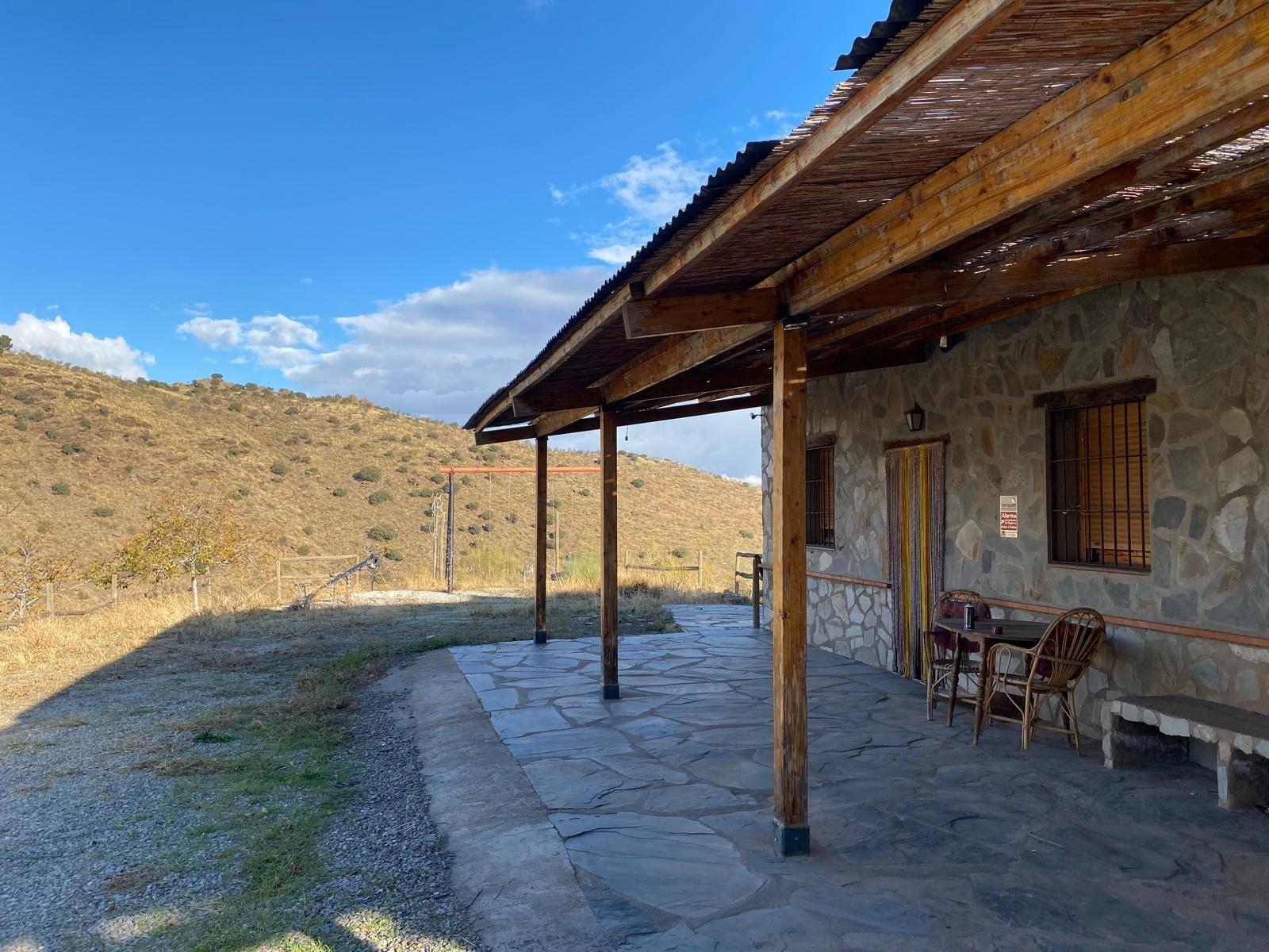 SE ALQUILA CASA EN PLENA SIERRA NEVADA