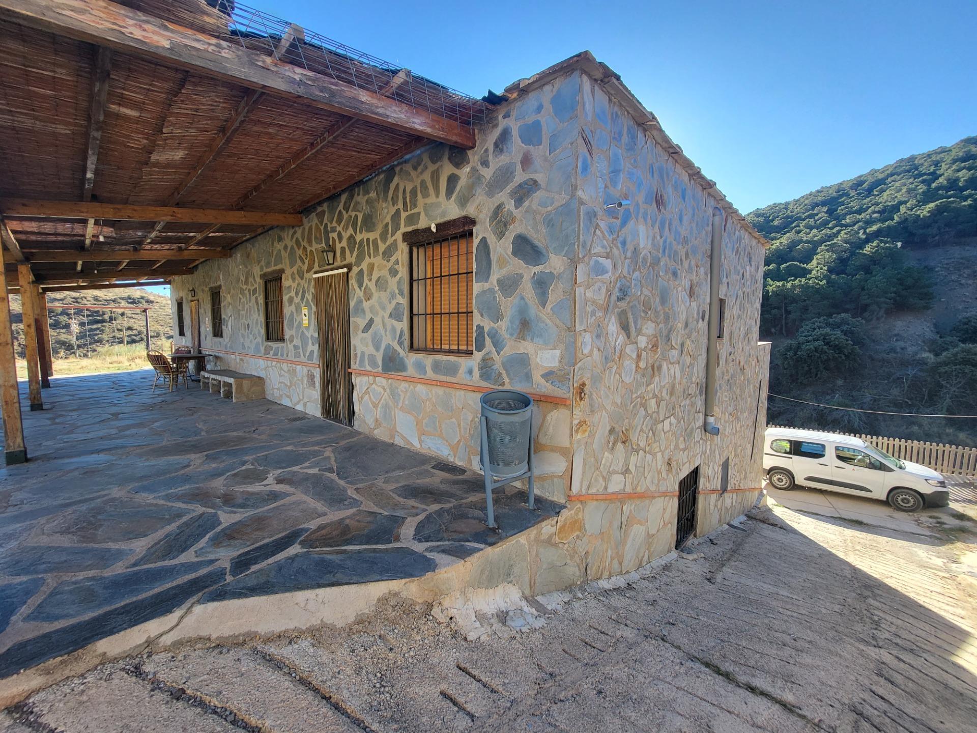 SE VENDE 2 VIVIENDAS CON 7 HABITACIONES Y 2 BAÑOS EN EL PARQUE DE SIERRA NEVADA