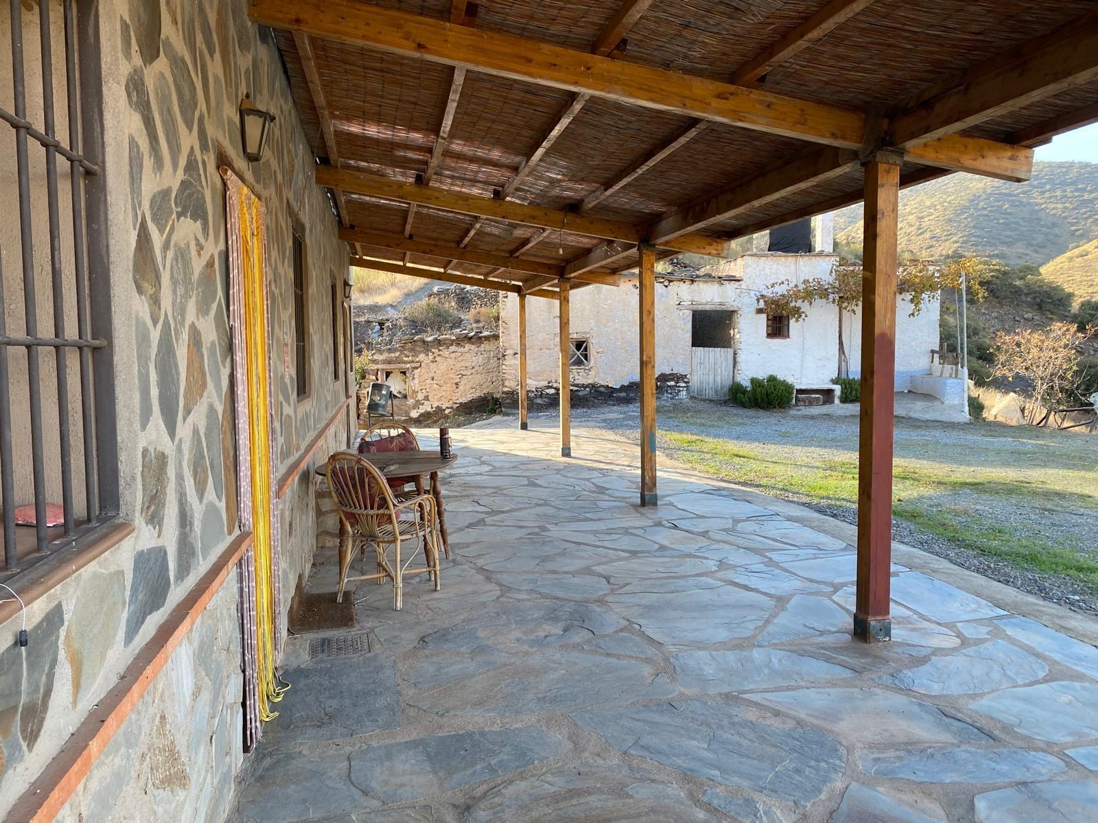 SE VENDE 2 VIVIENDAS CON 7 HABITACIONES Y 2 BAÑOS EN EL PARQUE DE SIERRA NEVADA