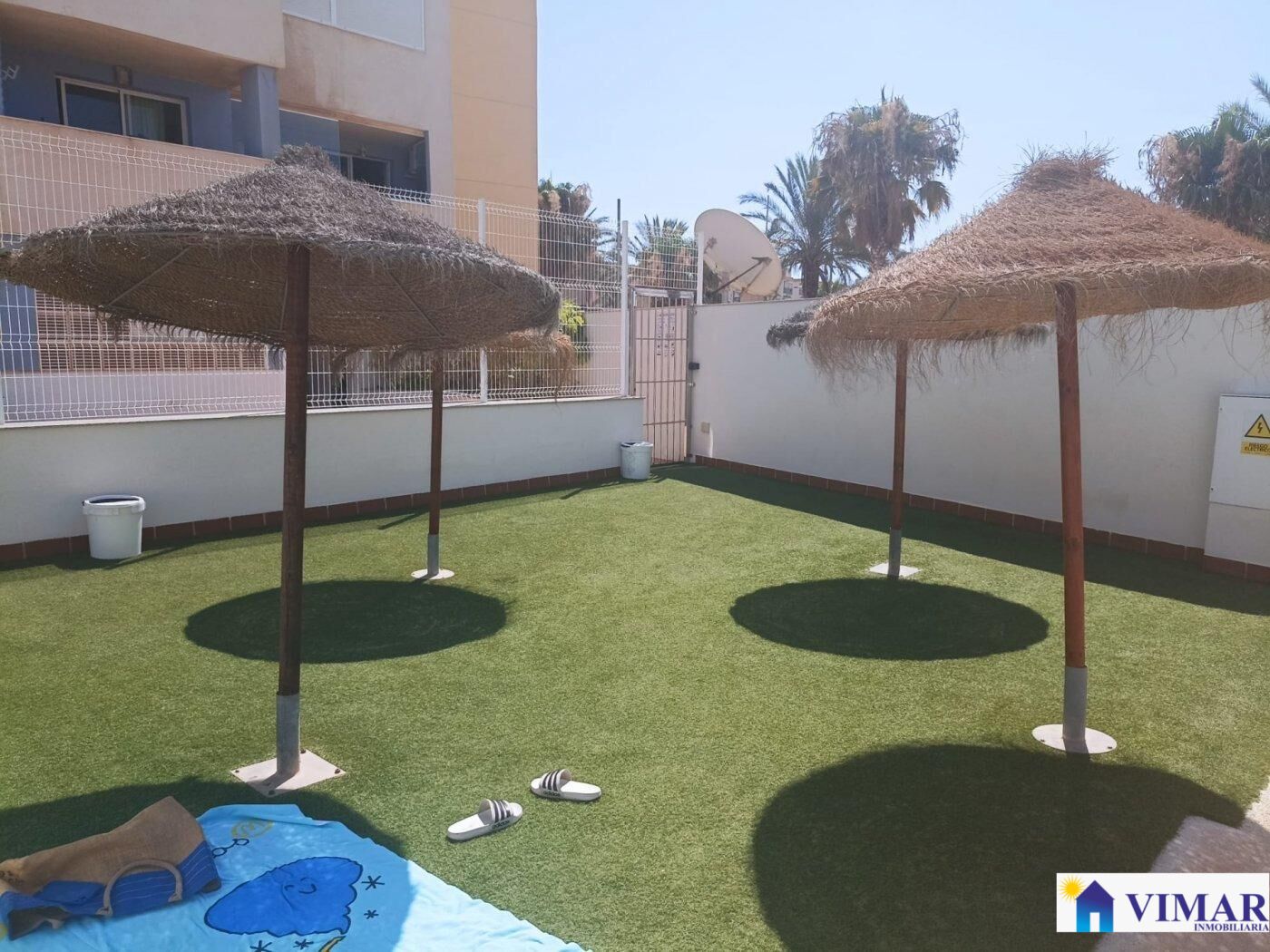 PISO DE TRES HABITACIONES EN LA  URBANIZACIÓN