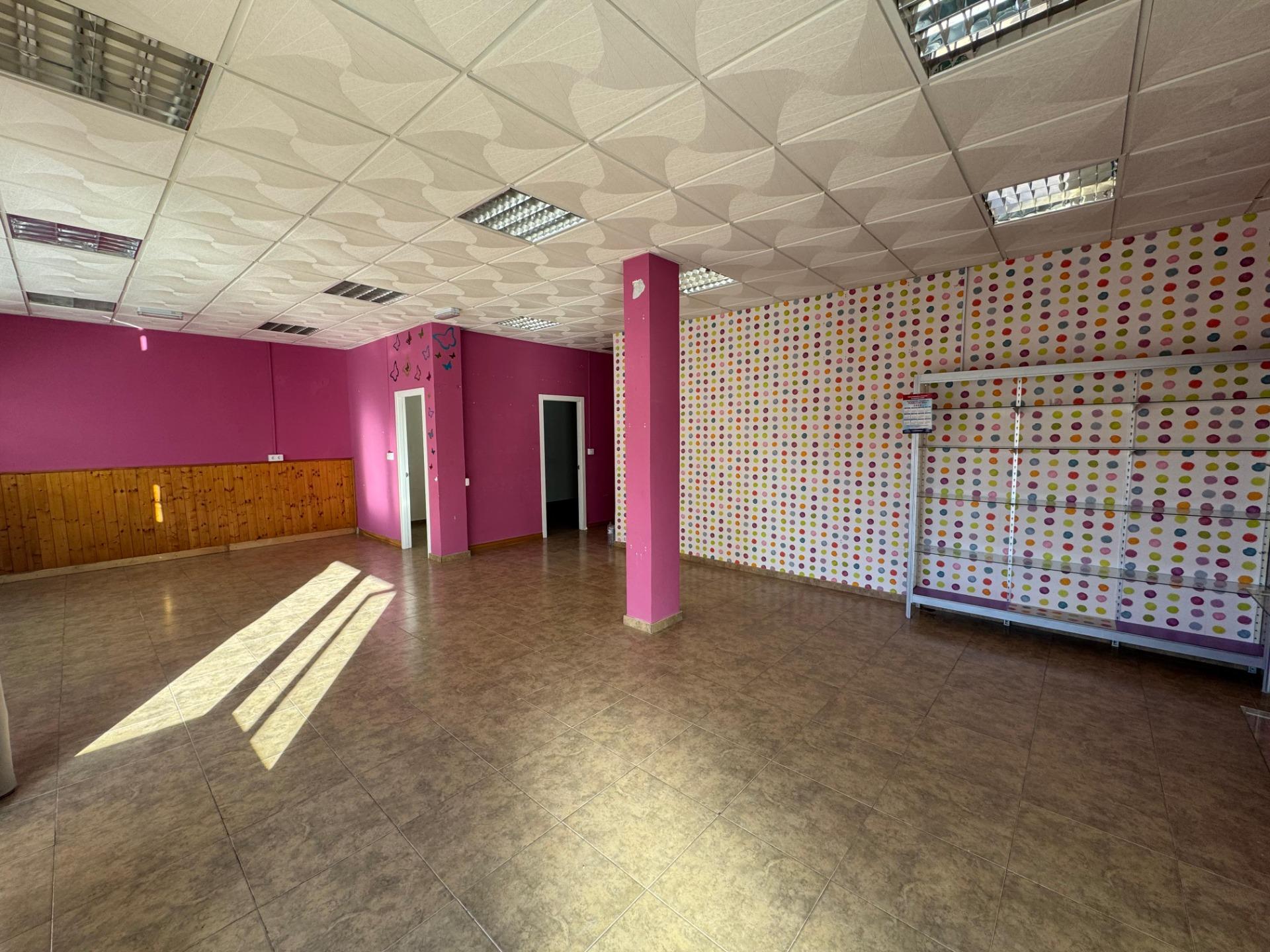 Se alquila local en Benahadux