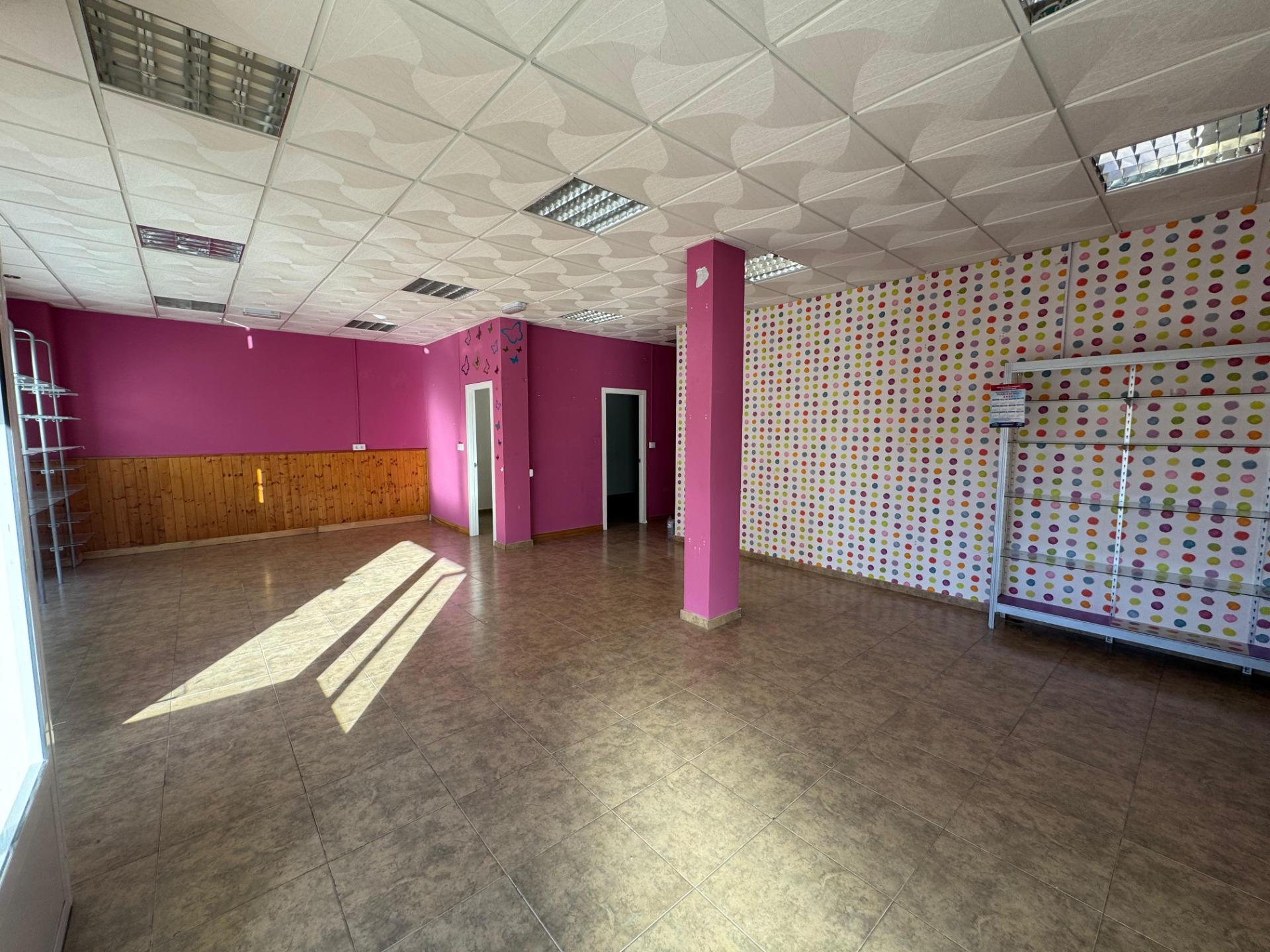 Se alquila local en Benahadux