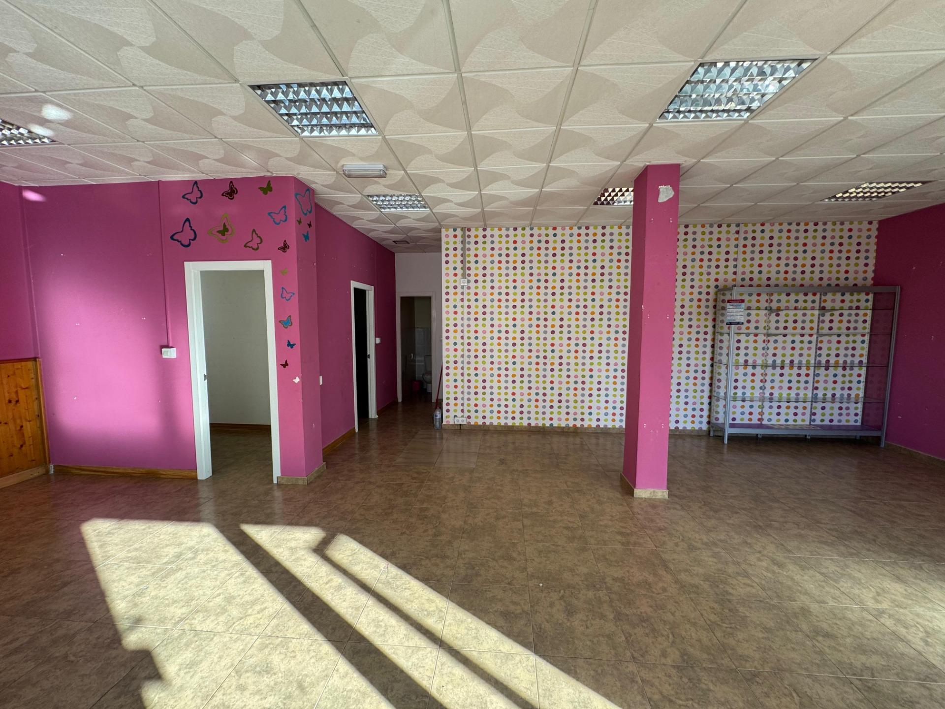 Se alquila local en Benahadux