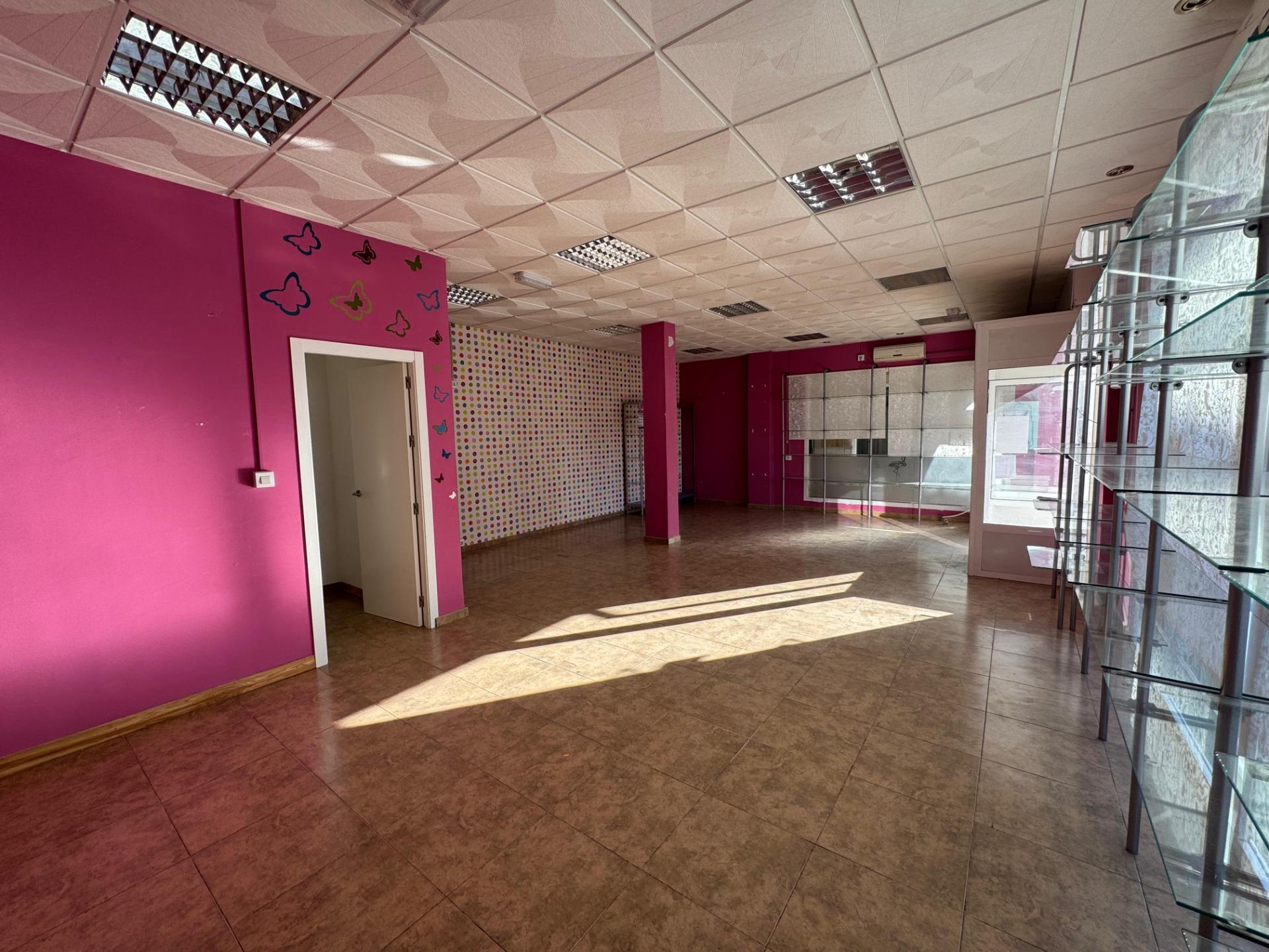 Se alquila local en Benahadux