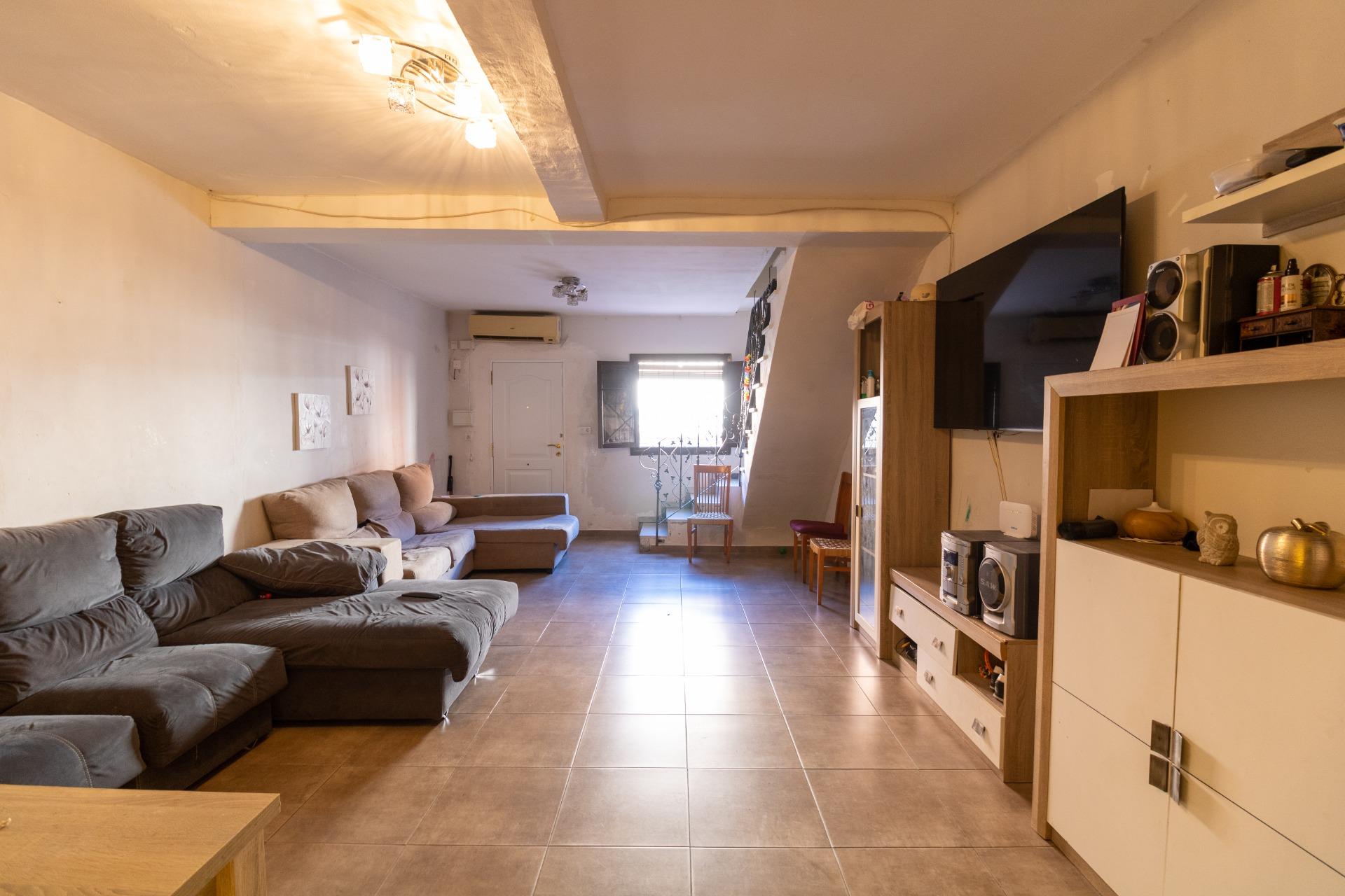 CASA DE DOS PLANTAS EN BENAHADUX