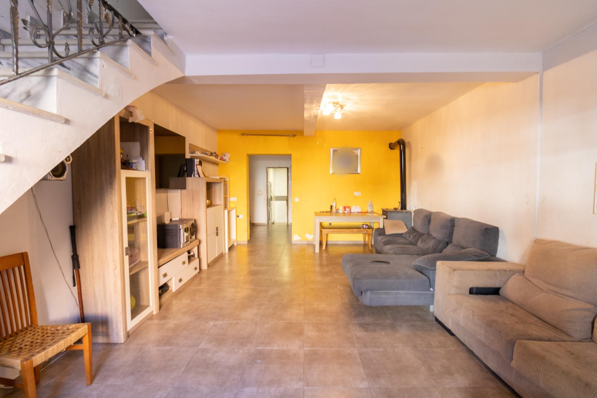 CASA DE DOS PLANTAS EN BENAHADUX