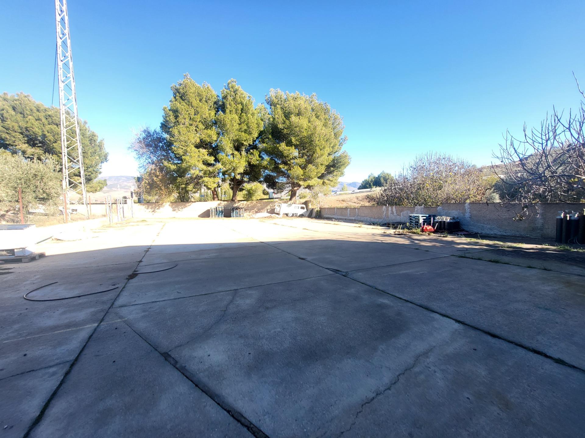 SE ALQUILA NAVE INDUSTRIAL EN ABRUCENA ZONA AUTOVÍA