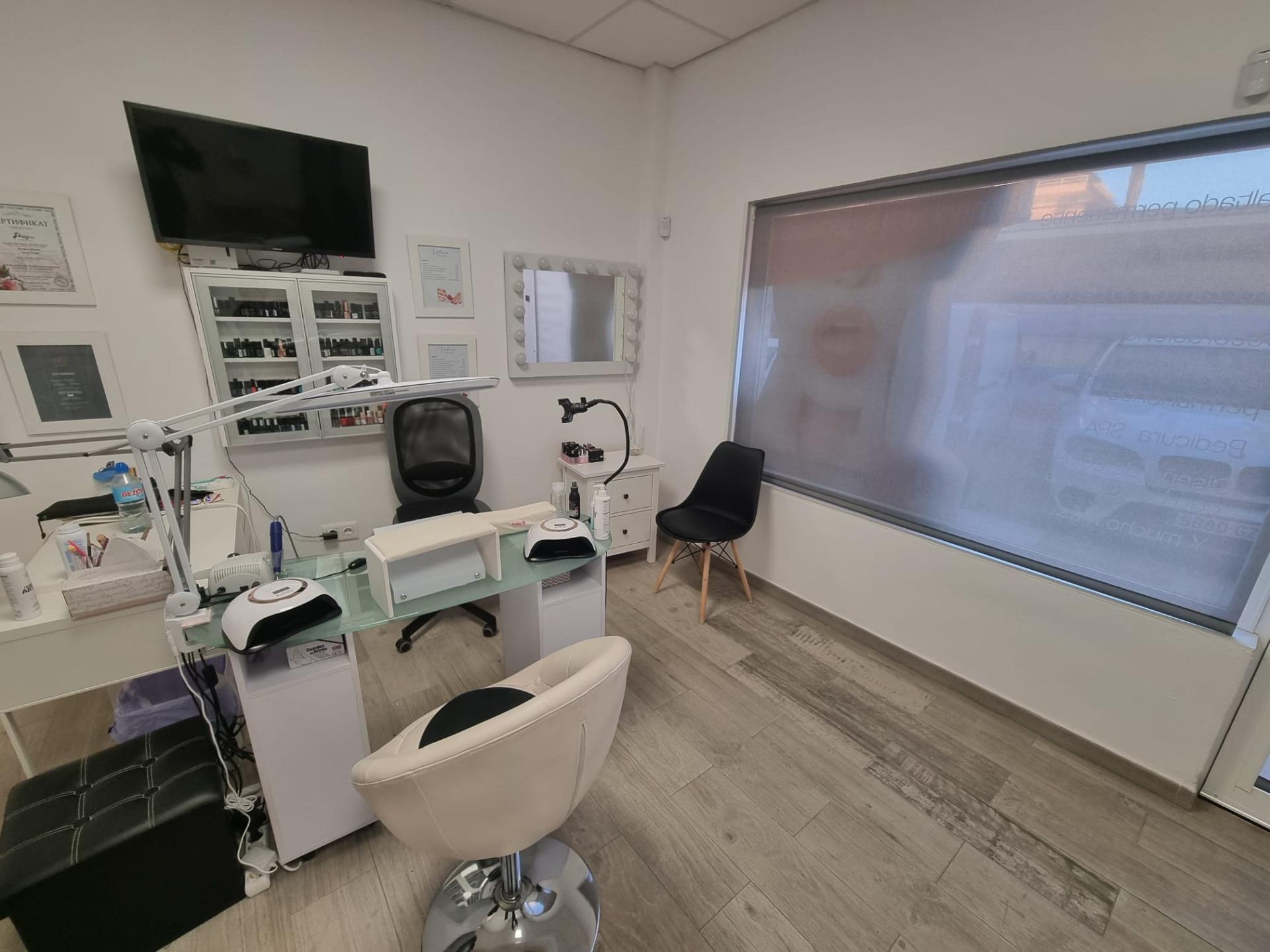 Traspaso salón de uñas totalmente equipado + alquiler económico en Roquetas de Mar foto 3 Traspaso salón de uñas totalmente equipado + alquiler económico