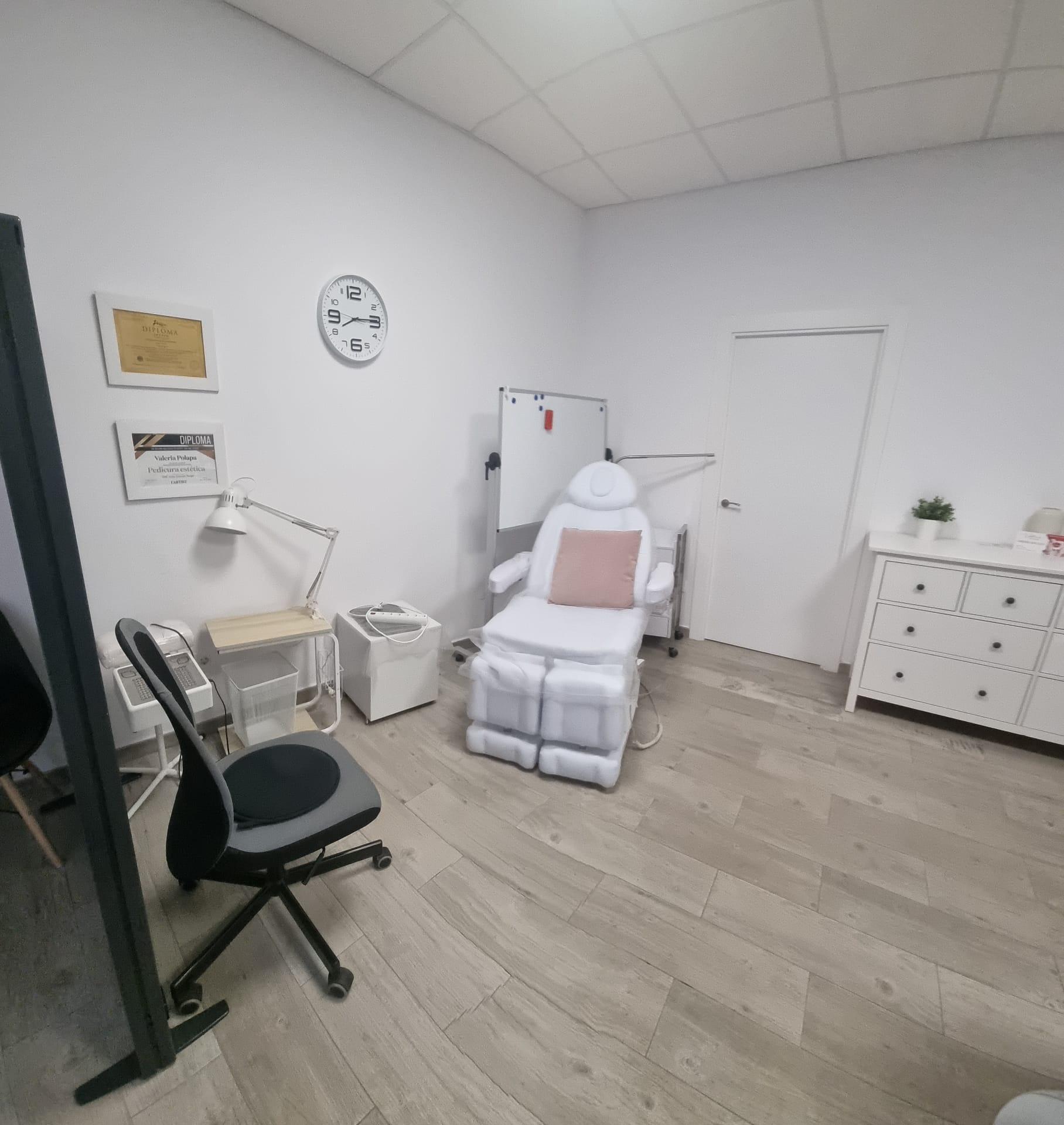 Traspaso salón de uñas totalmente equipado + alquiler económico en Roquetas de Mar foto 4 Traspaso salón de uñas totalmente equipado + alquiler económico