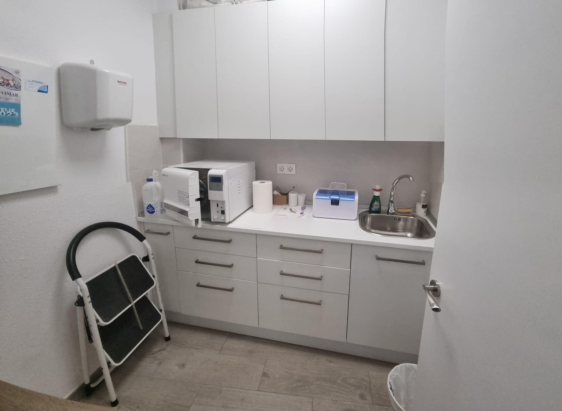 Traspaso salón de uñas totalmente equipado + alquiler económico en Roquetas de Mar foto 5 Traspaso salón de uñas totalmente equipado + alquiler económico