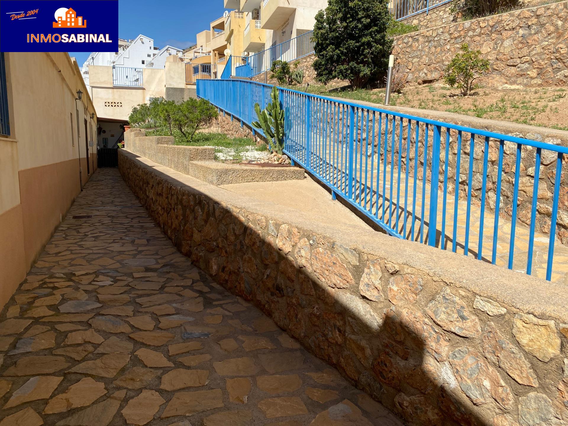 Moderno Piso Reformado en Aguadulce Norte con Piscina y pequeña terraza.