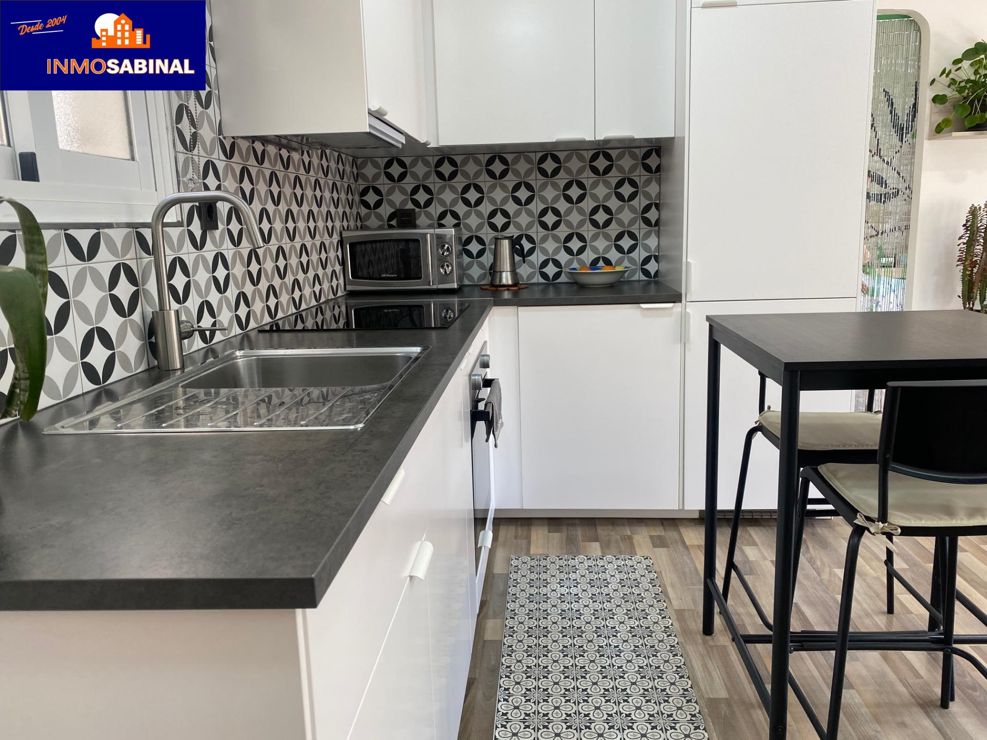 Moderno Piso Reformado en Aguadulce Norte con Piscina y pequeña terraza.