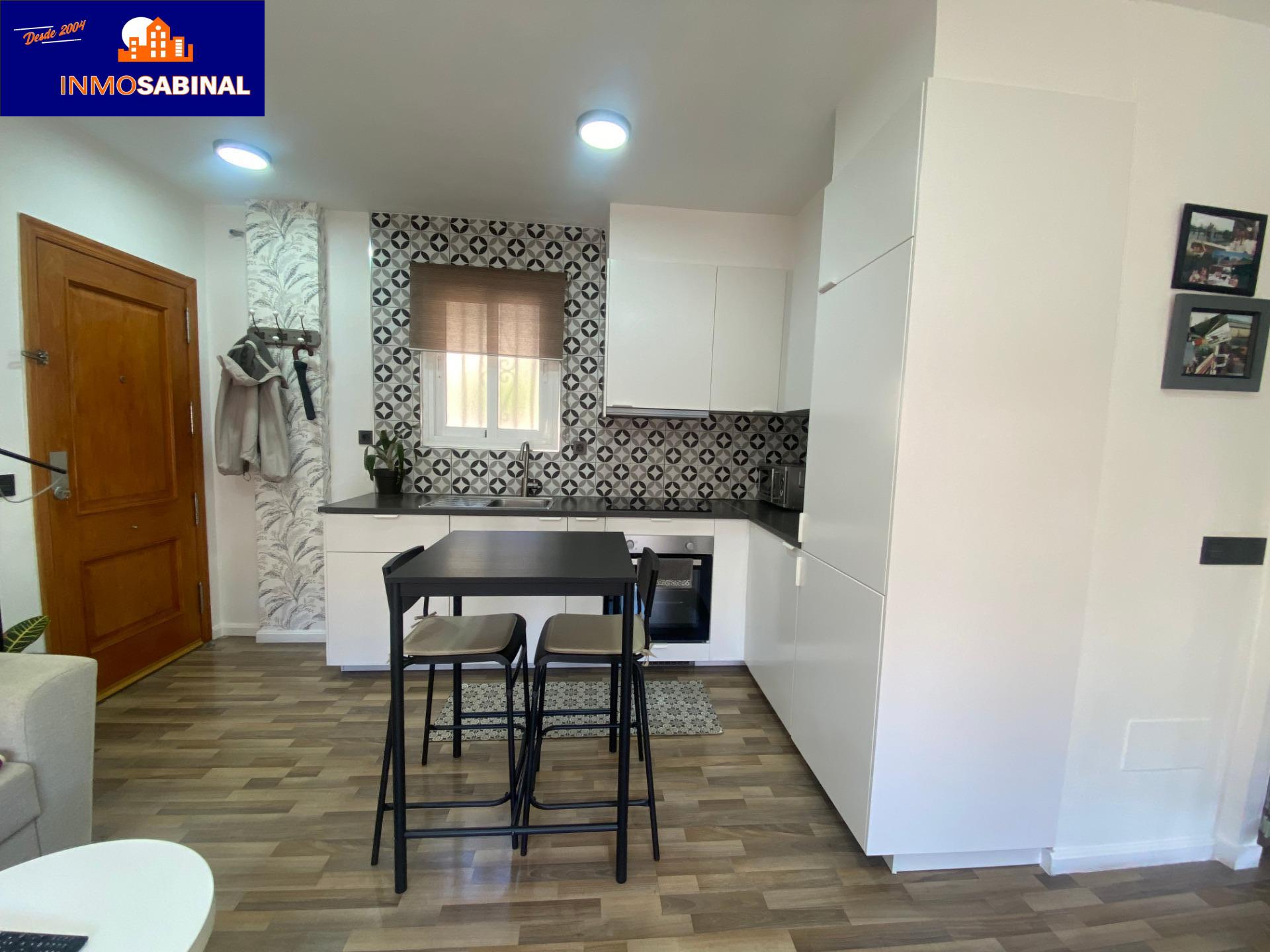 Moderno Piso Reformado en Aguadulce Norte con Piscina y pequeña terraza.