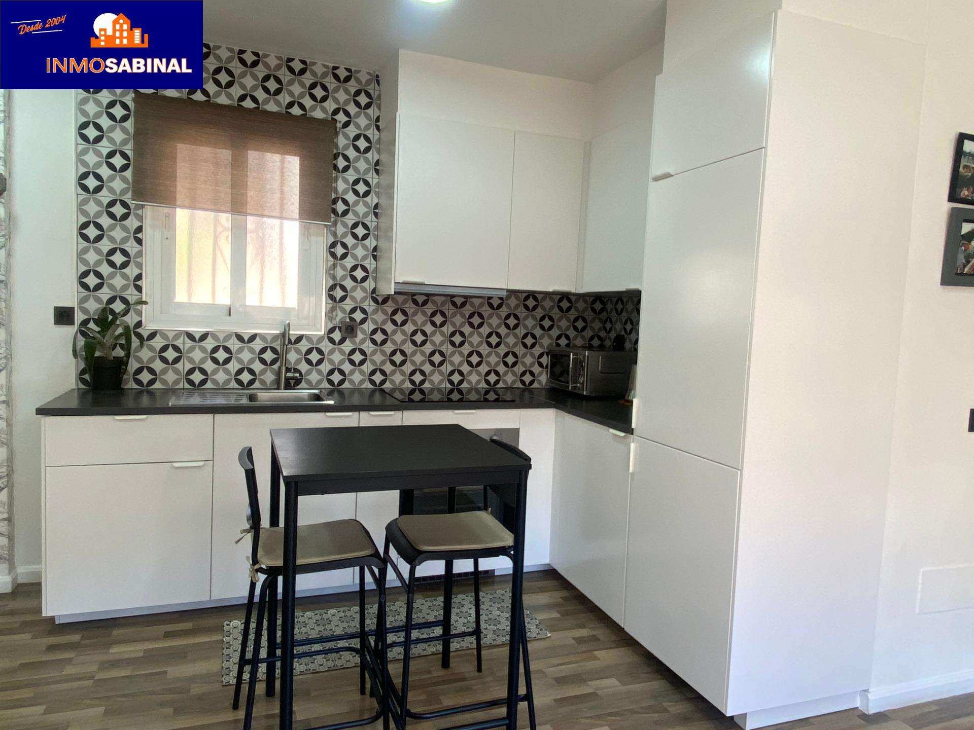 Moderno Piso Reformado en Aguadulce Norte con Piscina y pequeña terraza.