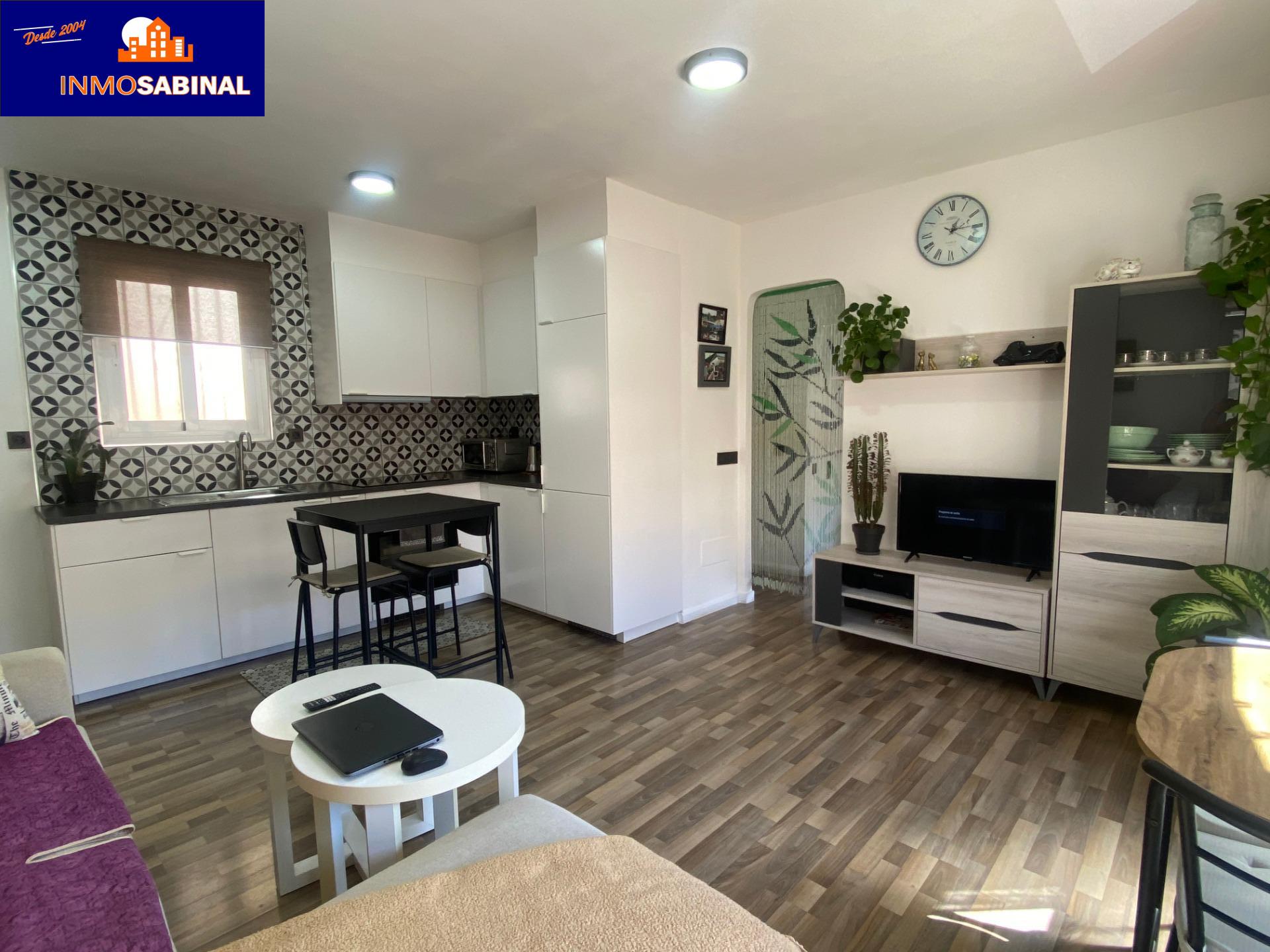 Moderno Piso Reformado en Aguadulce Norte con Piscina y pequeña terraza.