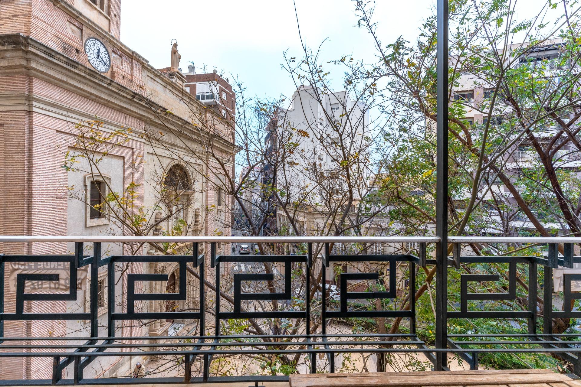La vida en el corazón de Almería: Tu espacio en Plaza San Sebastián