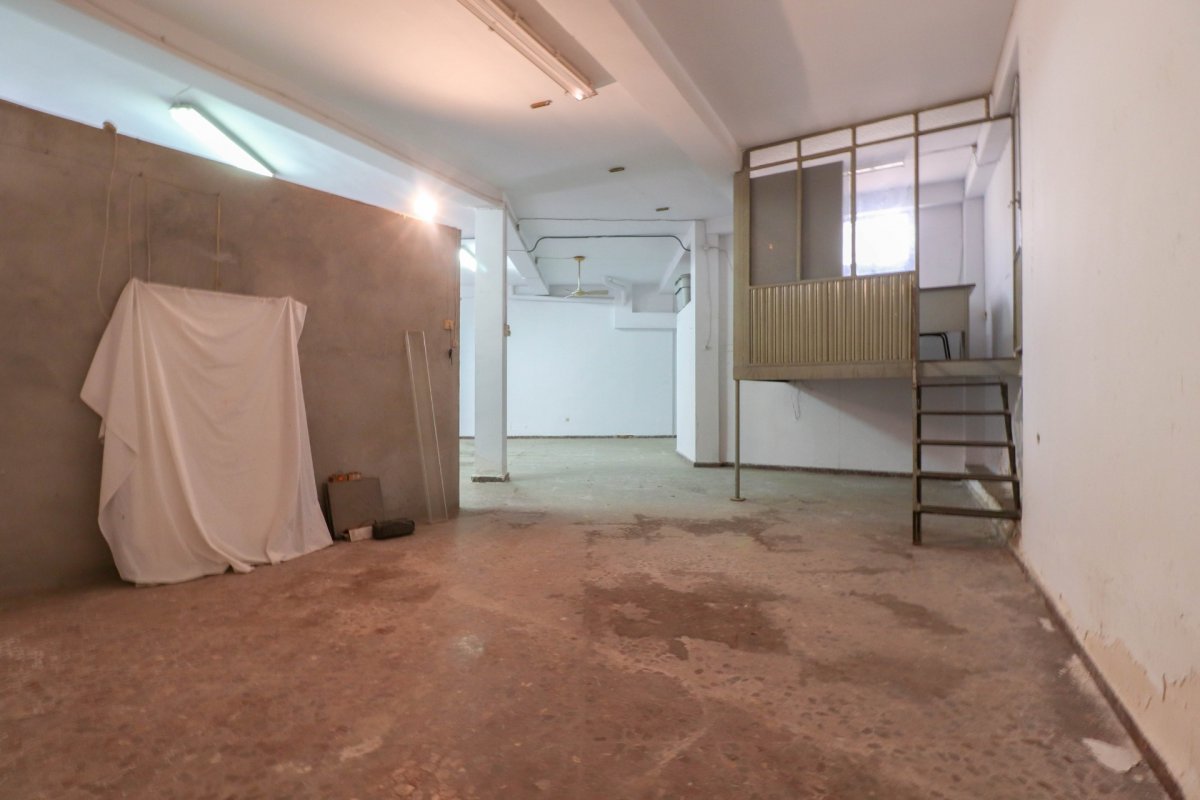 LOCAL CON OFICINA EN ZONA AVDA SANTA ISABEL en Almeria foto 5 LOCAL CON OFICINA EN ZONA AVDA SANTA ISABEL