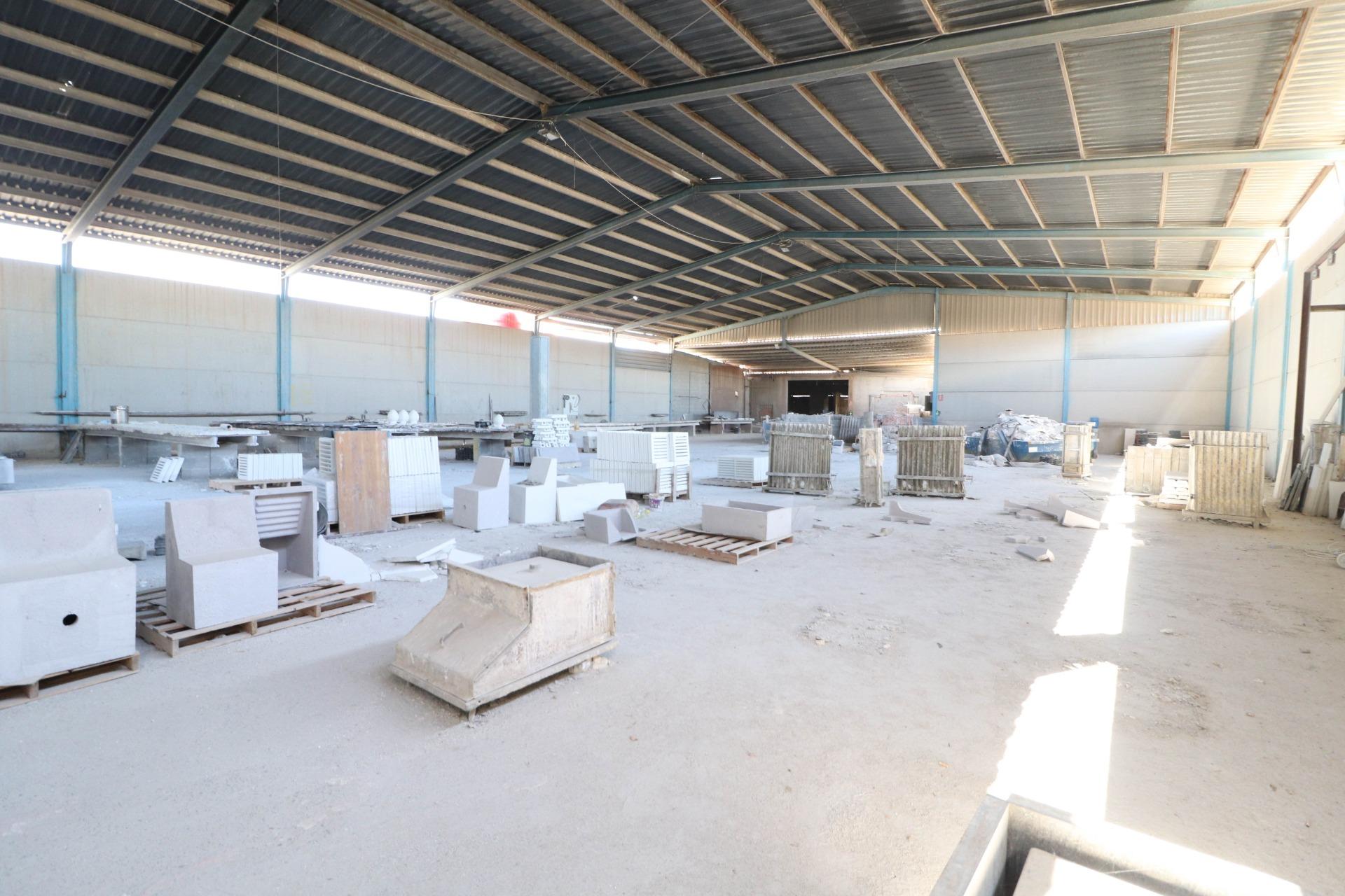 ALQUILER DE NAVES INDUSTRIALES Y PARCELA EN BENAHADUX (GÁDOR)