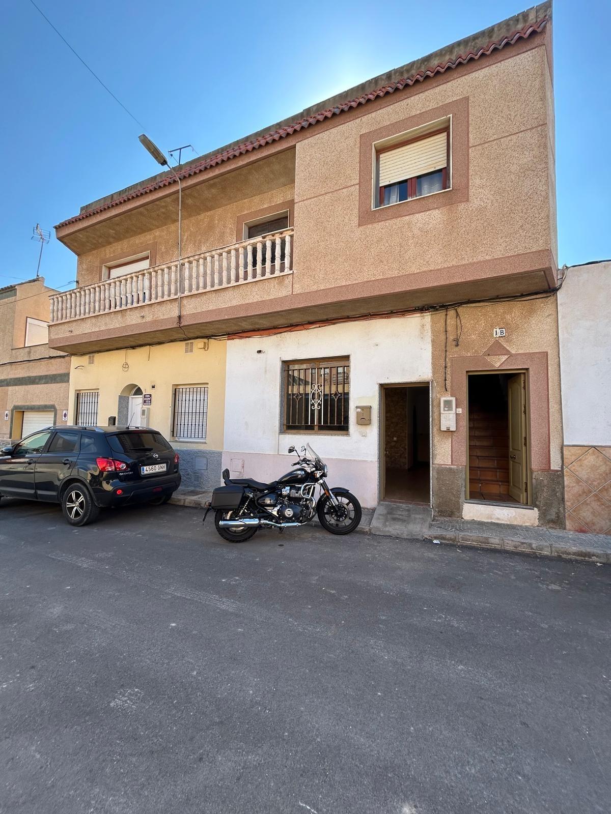 Amplia Casa en Roquetas de Mar