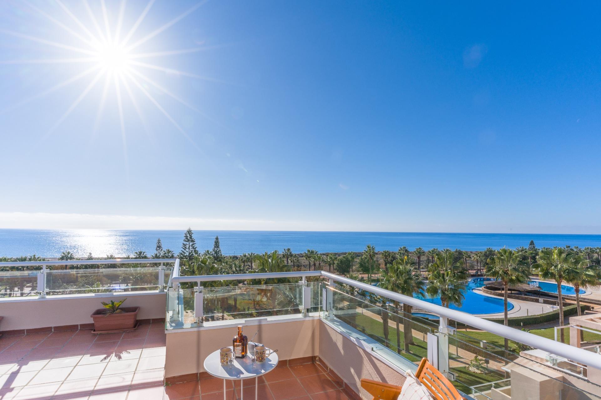 Ático dúplex en Sol de Alborán: El activo ejecutivo más exclusivo de Almerimar