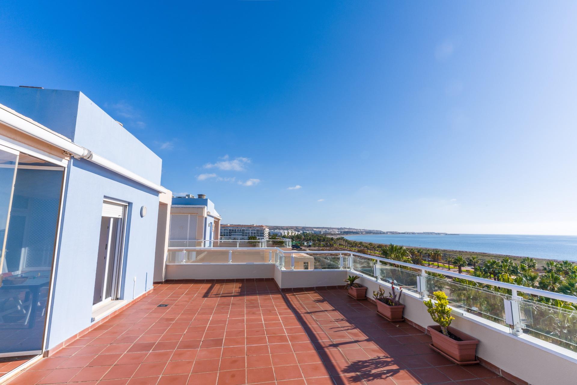 Ático dúplex en Sol de Alborán: El activo ejecutivo más exclusivo de Almerimar