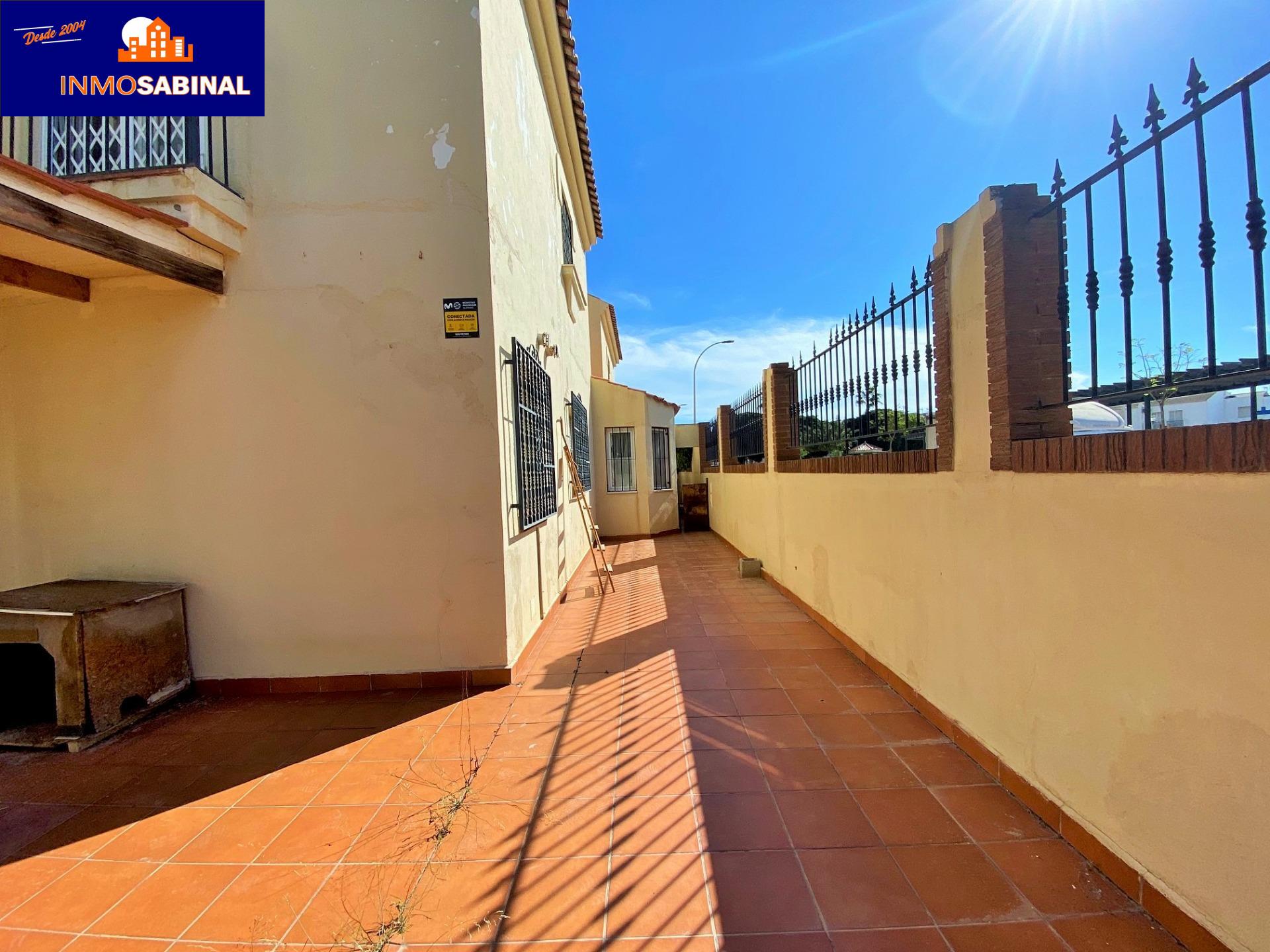 Amplio CHALET-Adosado en Roquetas de Mar