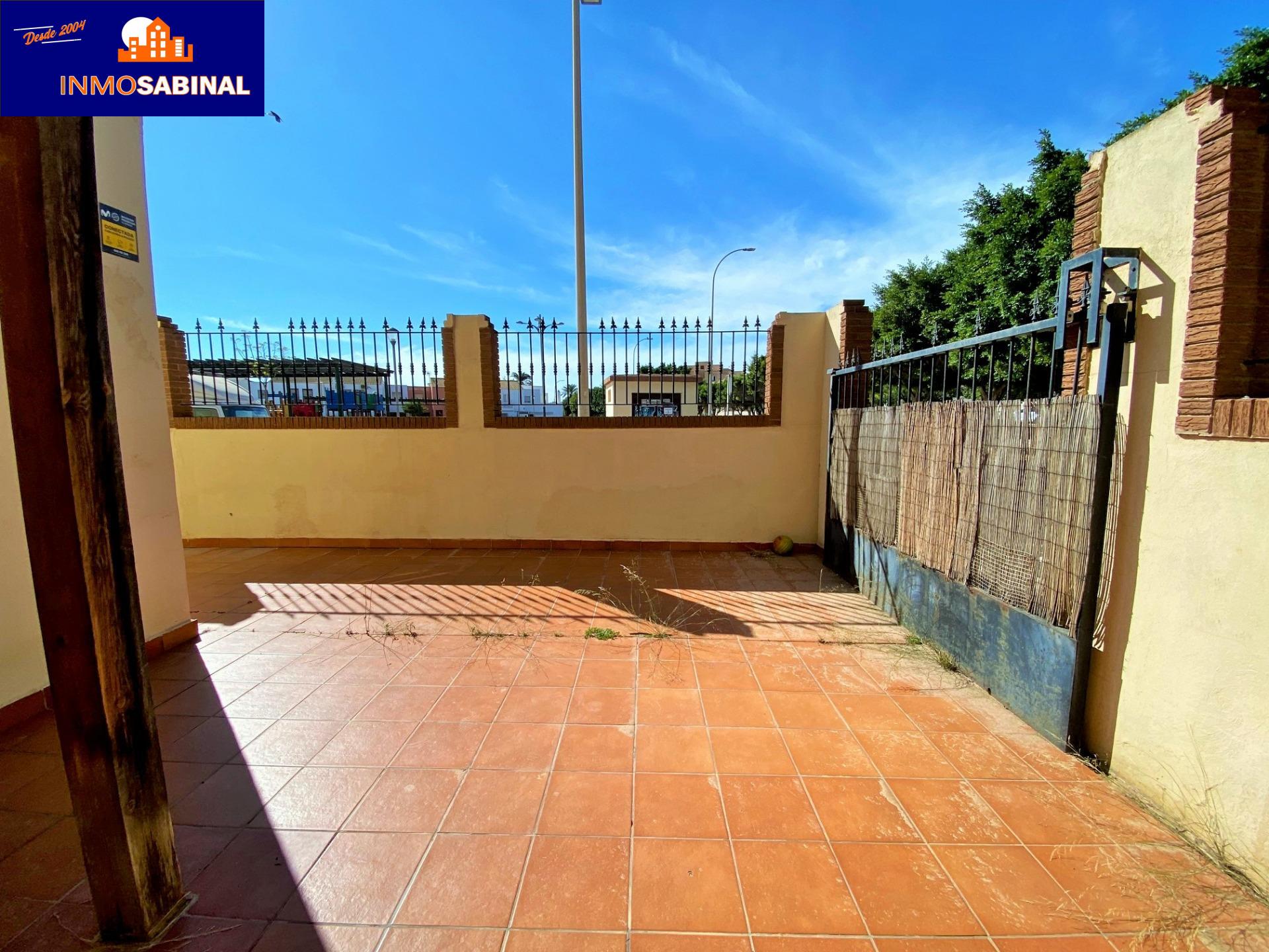 Amplio CHALET-Adosado en Roquetas de Mar