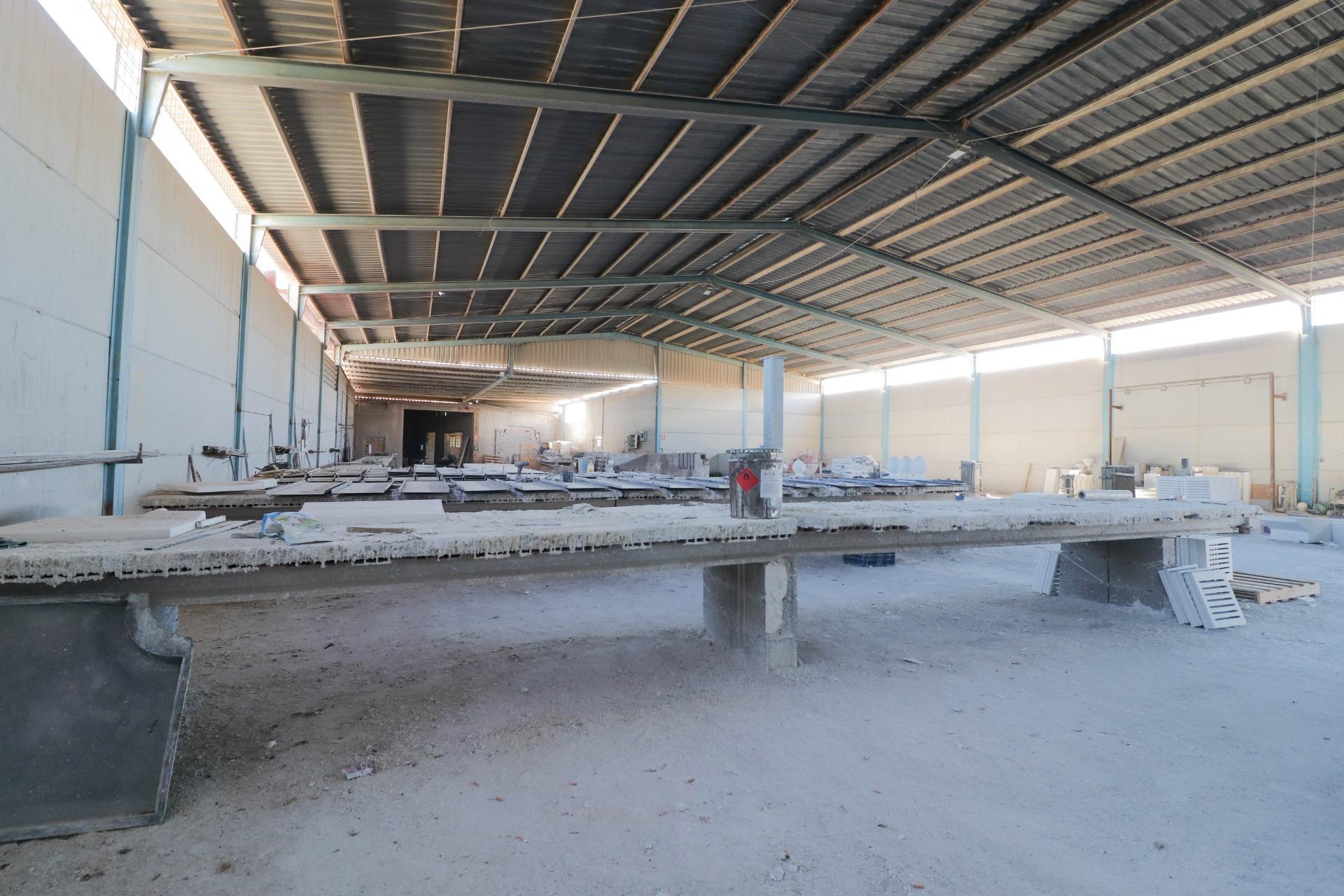 ALQUILER DE NAVES INDUSTRIALES Y PARCELA EN BENAHADUX (GÁDOR)