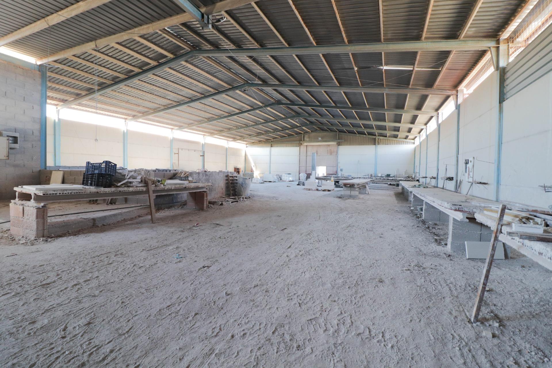 ALQUILER DE NAVES INDUSTRIALES Y PARCELA EN BENAHADUX (GÁDOR)