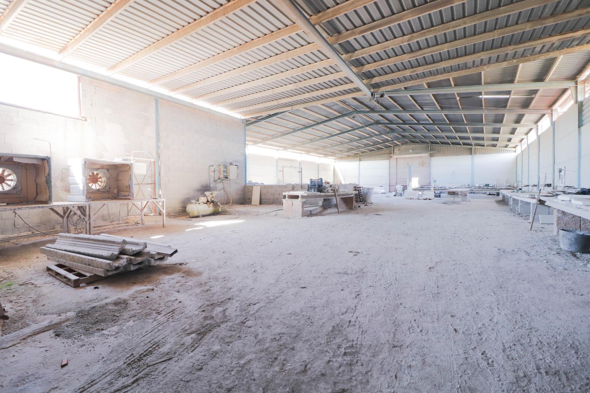 ALQUILER DE NAVES INDUSTRIALES Y PARCELA EN BENAHADUX (GÁDOR)