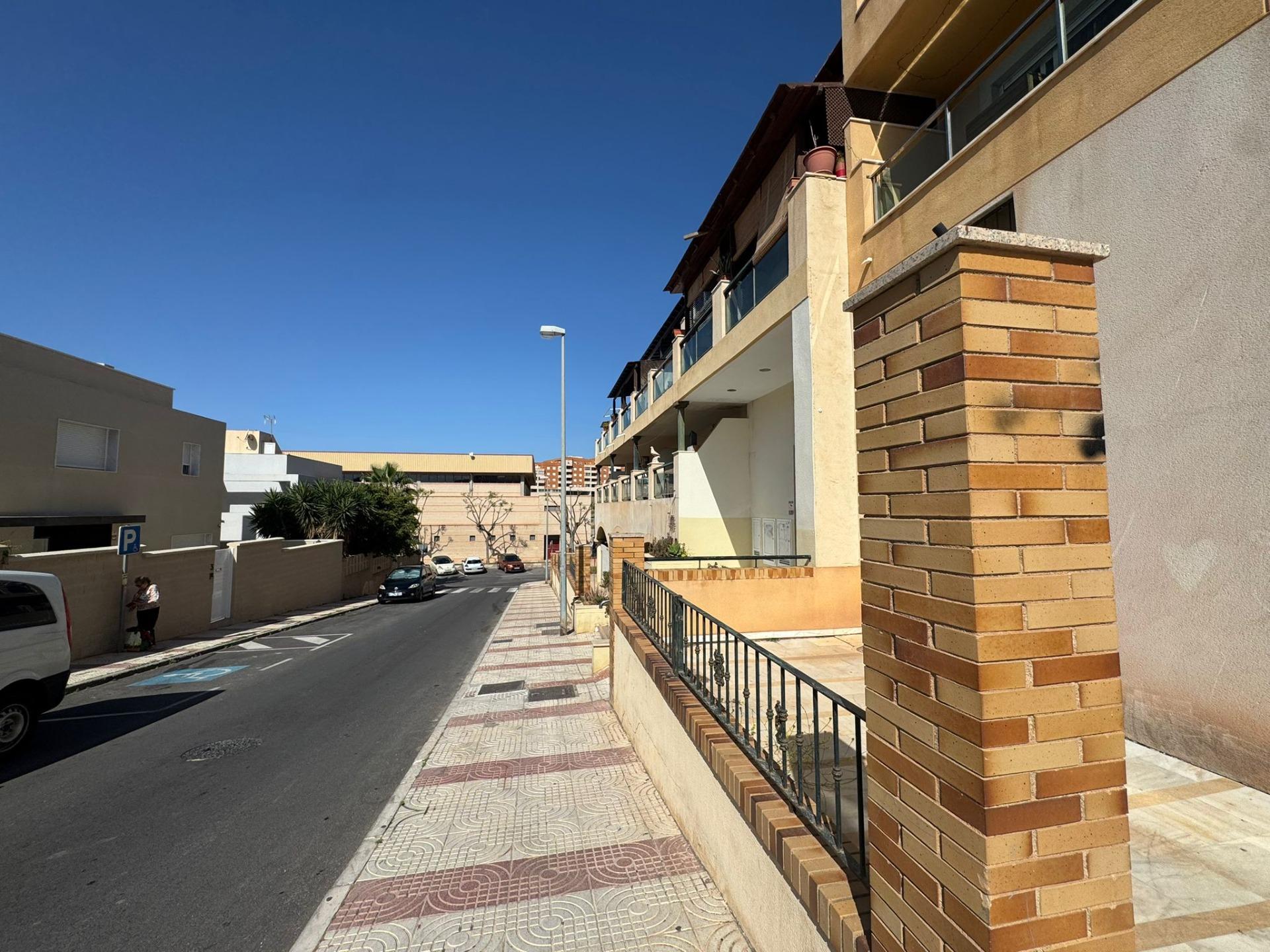 Tu negocio donde está la acción: local de 220 m2 en Aguadulce