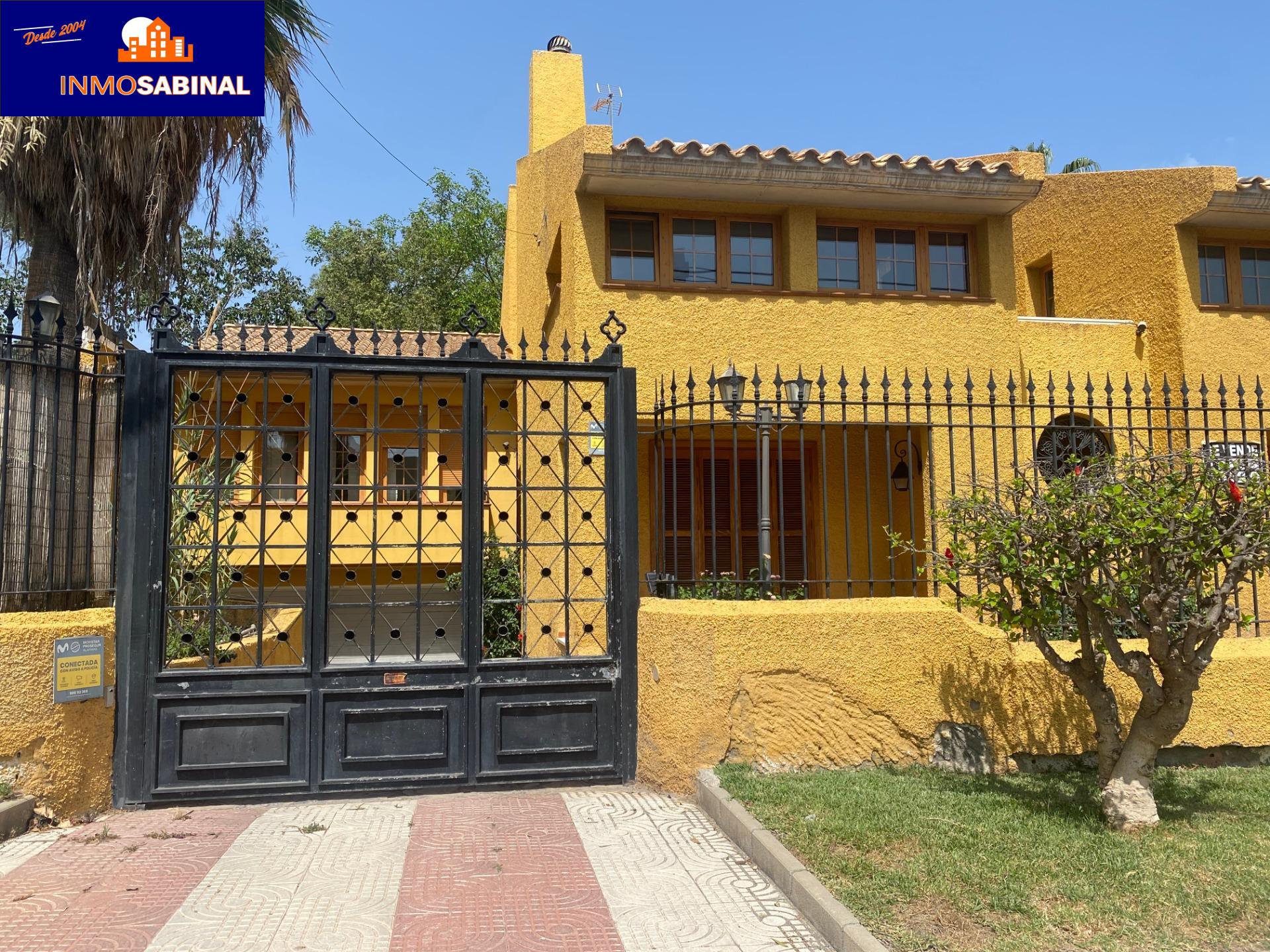 ESPECTACULAR CHALET CON PISCINA CLIMATIZADA Y JARDINES