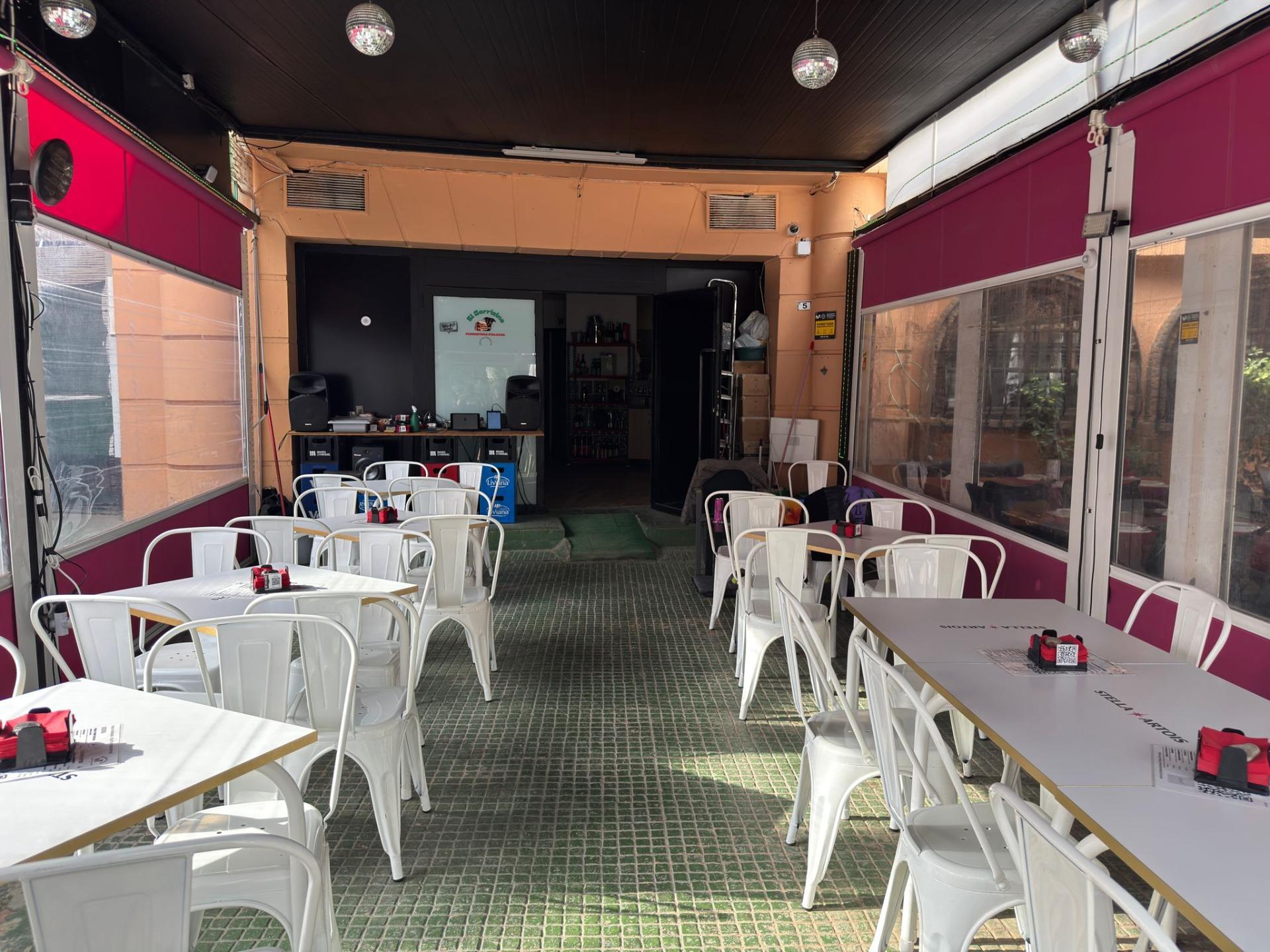 Amplio Local Comercial en Alquiler con Terraza y Vistas al Mar en Aguadulce
