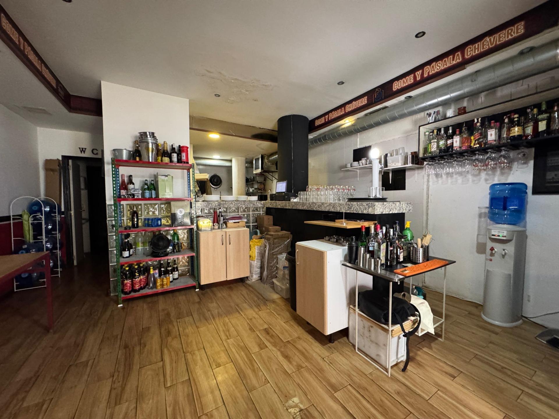 Amplio Local Comercial en Alquiler con Terraza y Vistas al Mar en Aguadulce