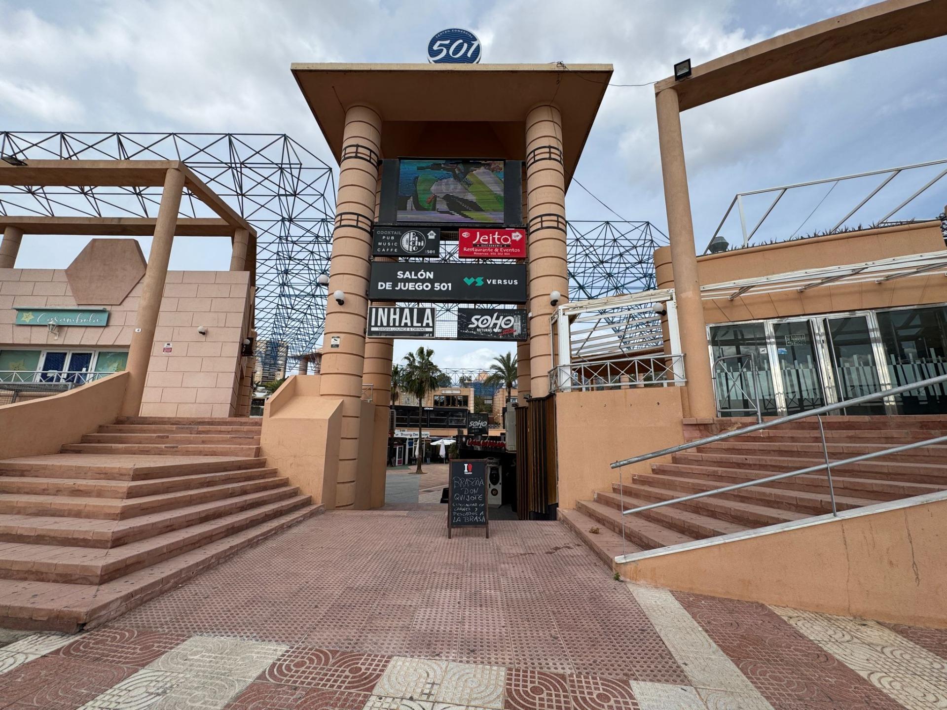 Amplio Local Comercial en Alquiler con Terraza y Vistas al Mar en Aguadulce