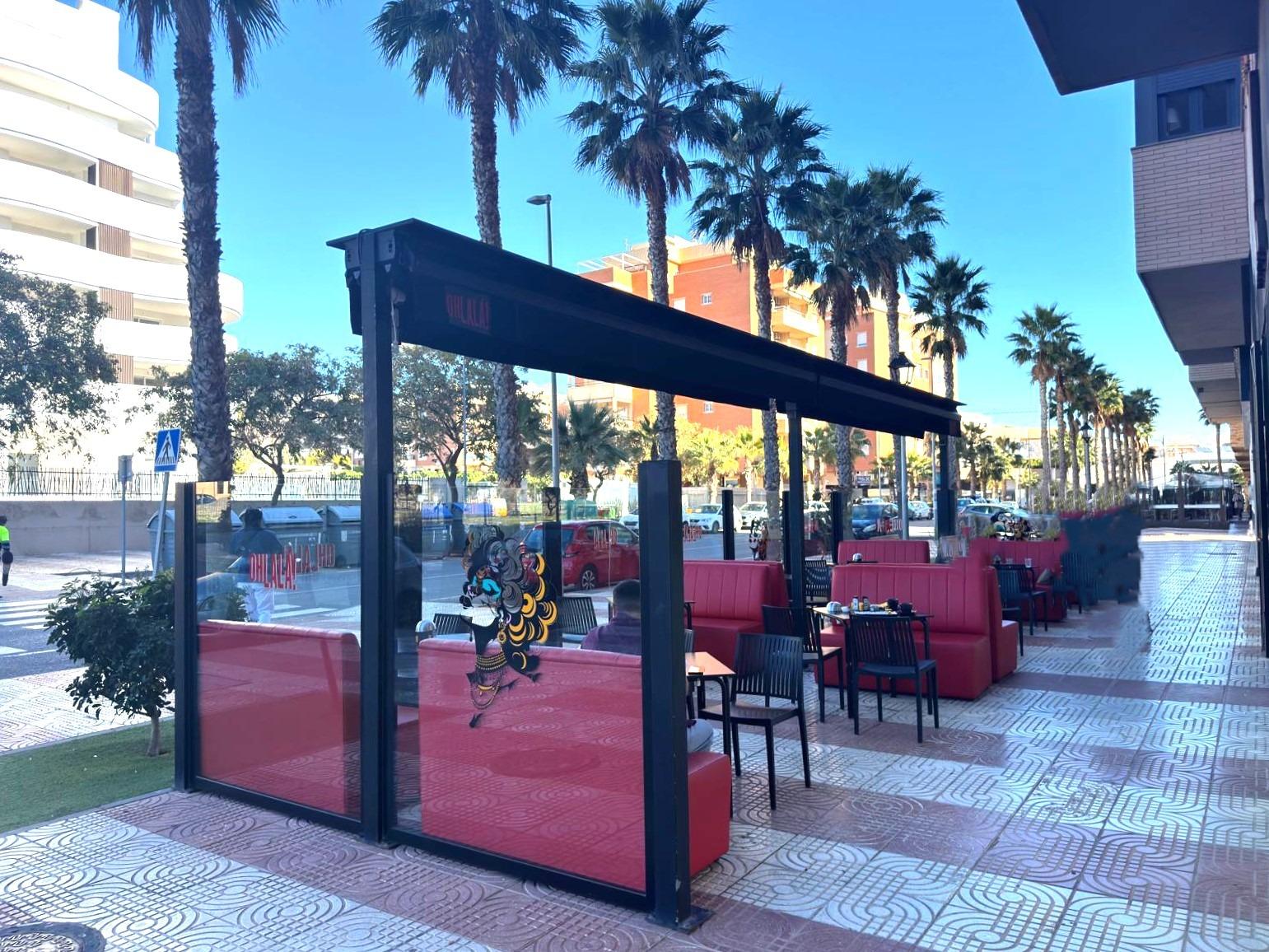 Amplio Local Comercial Reformado en Aguadulce Sur con Terraza
