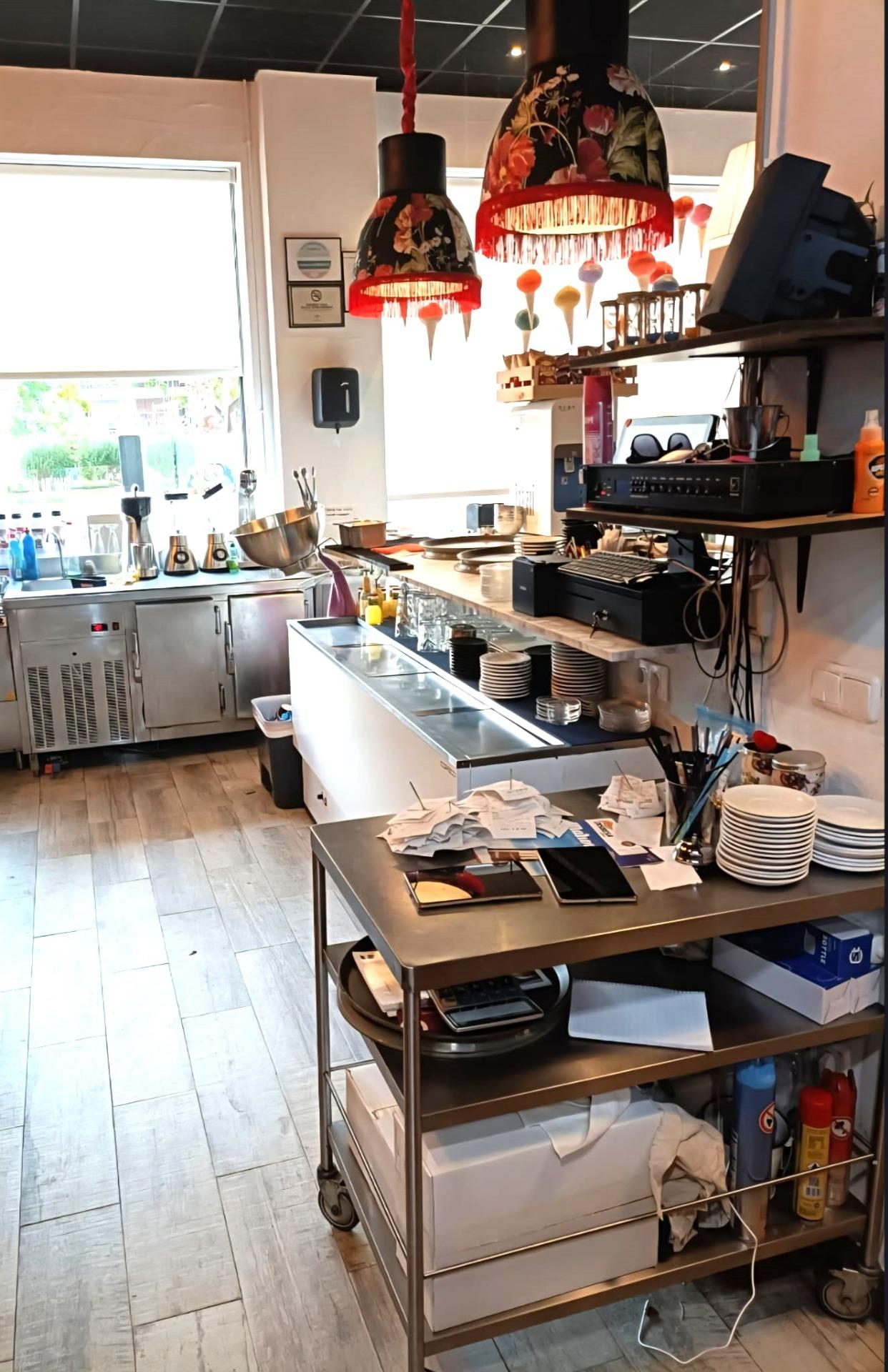 Amplio Local Comercial Reformado en Aguadulce Sur con Terraza