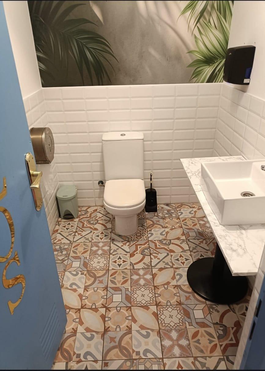 Amplio Local Comercial Reformado en Aguadulce Sur con Terraza