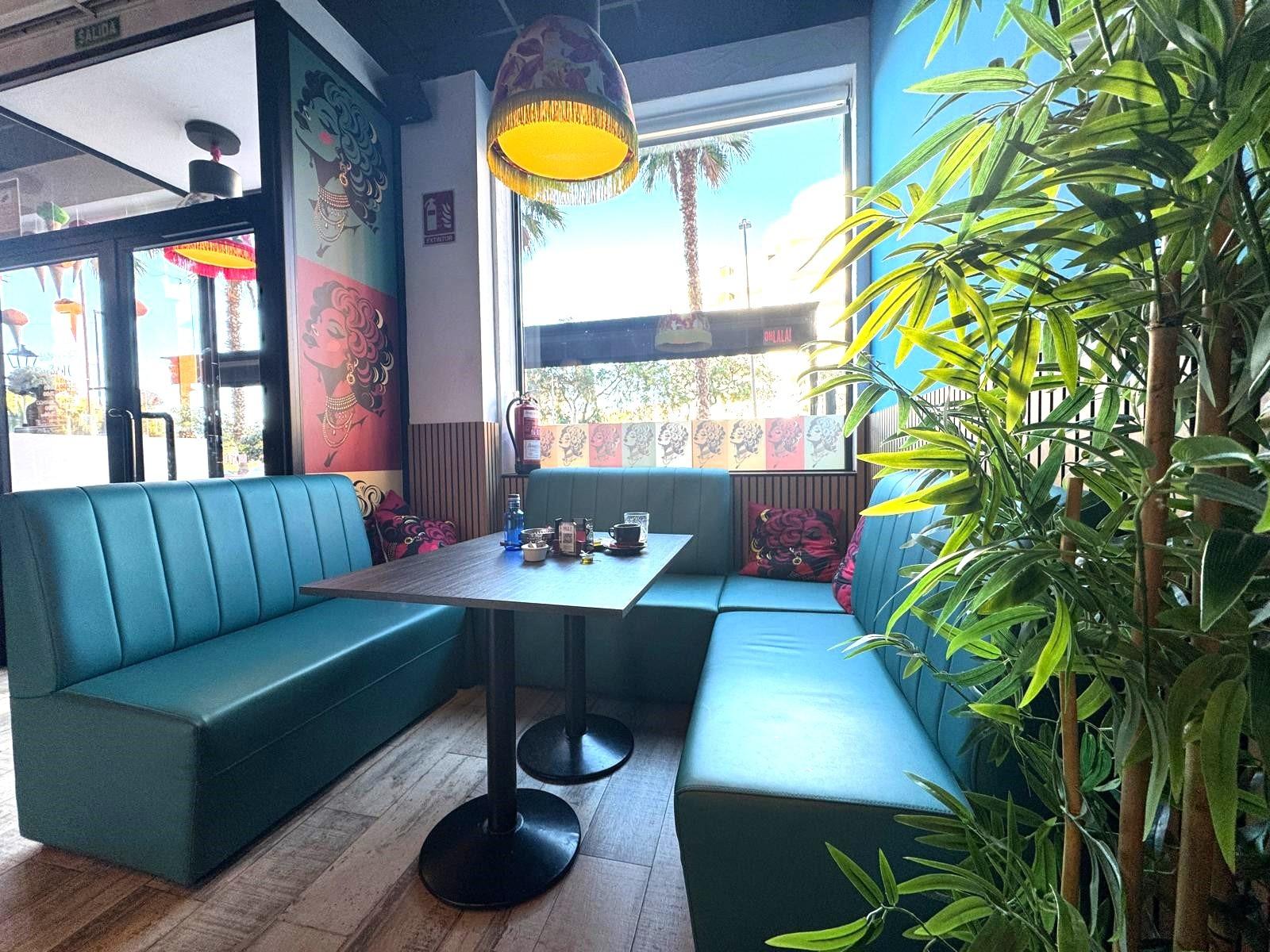 Amplio Local Comercial Reformado en Aguadulce Sur con Terraza