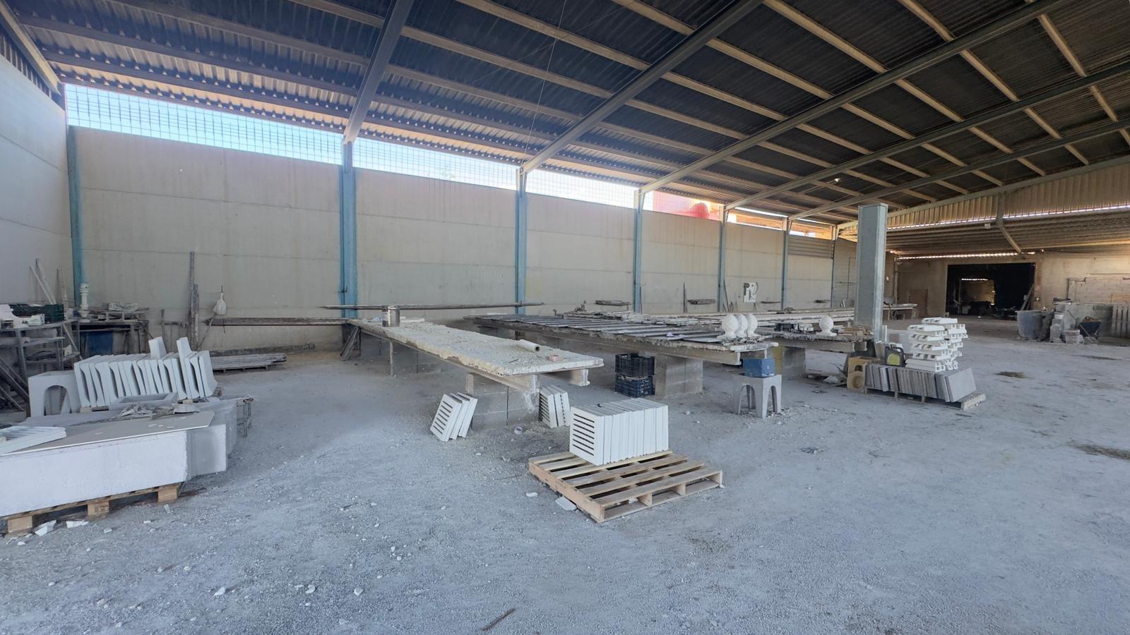 Oportunidad: Amplio Terreno con Naves y Oficinas – Alquiler Versátil